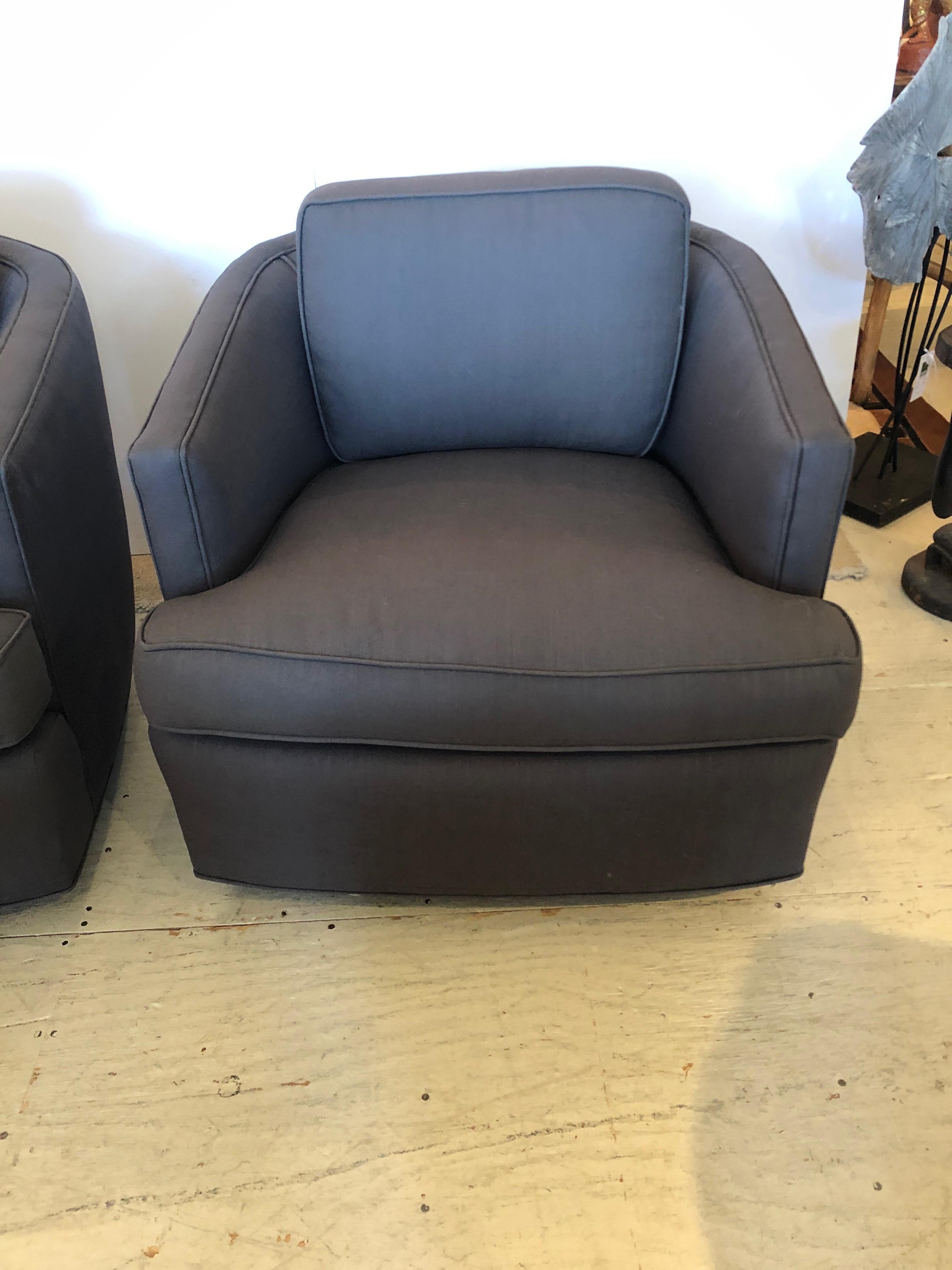 Pair of Newly Upholstered Mid-Century Modern Milo Baughman Style Swivel Chairs In Excellent Condition In Hopewell, NJ