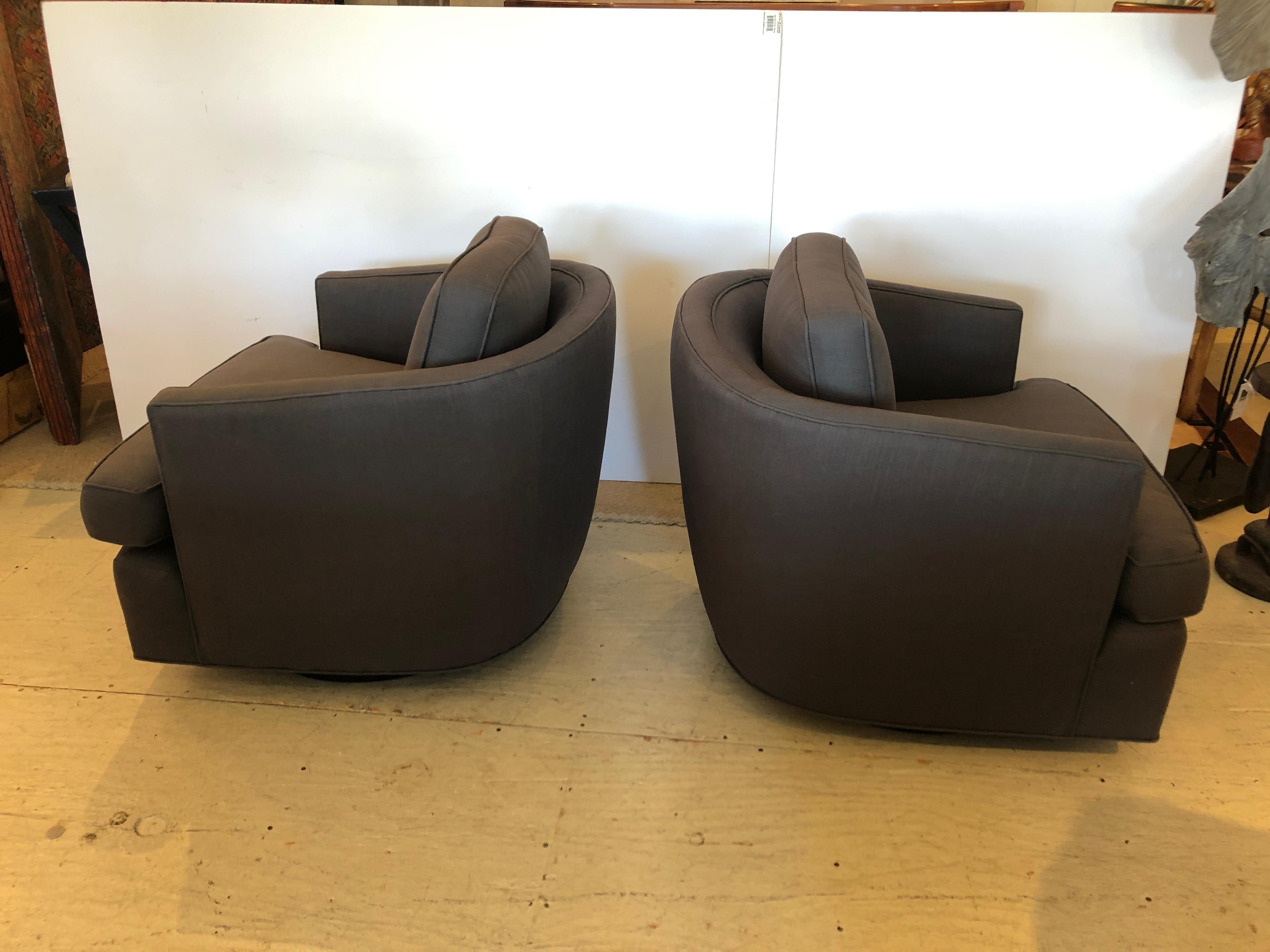 Pair of Newly Upholstered Mid-Century Modern Milo Baughman Style Swivel Chairs 2