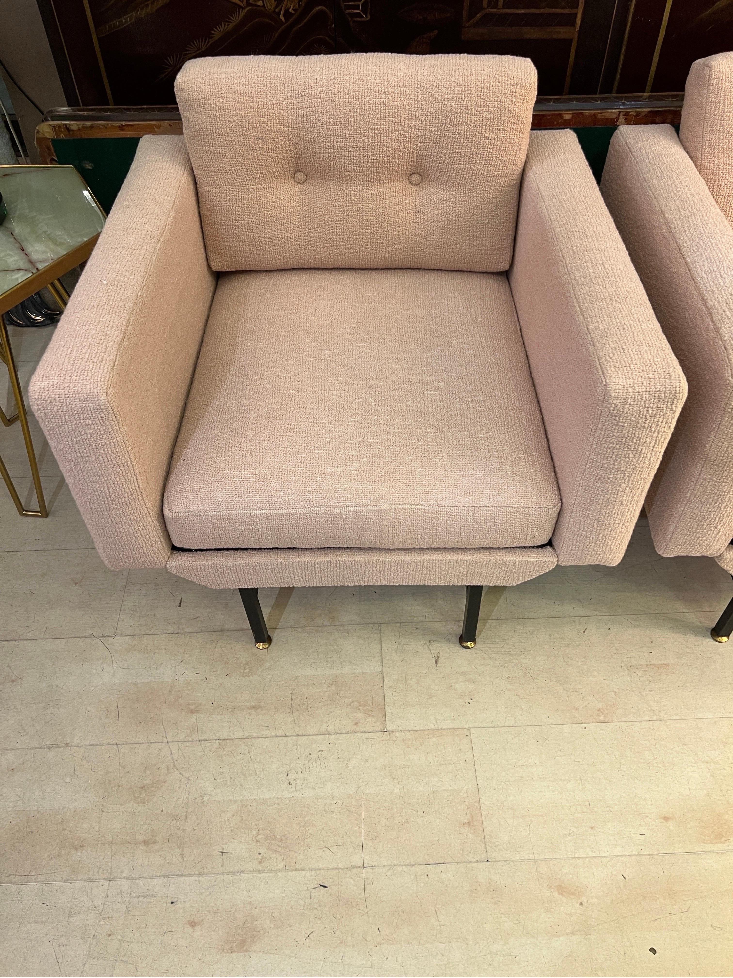 Paire de fauteuils en bouclé rose pâle nouvellement tapissés, années 1950 en vente 3