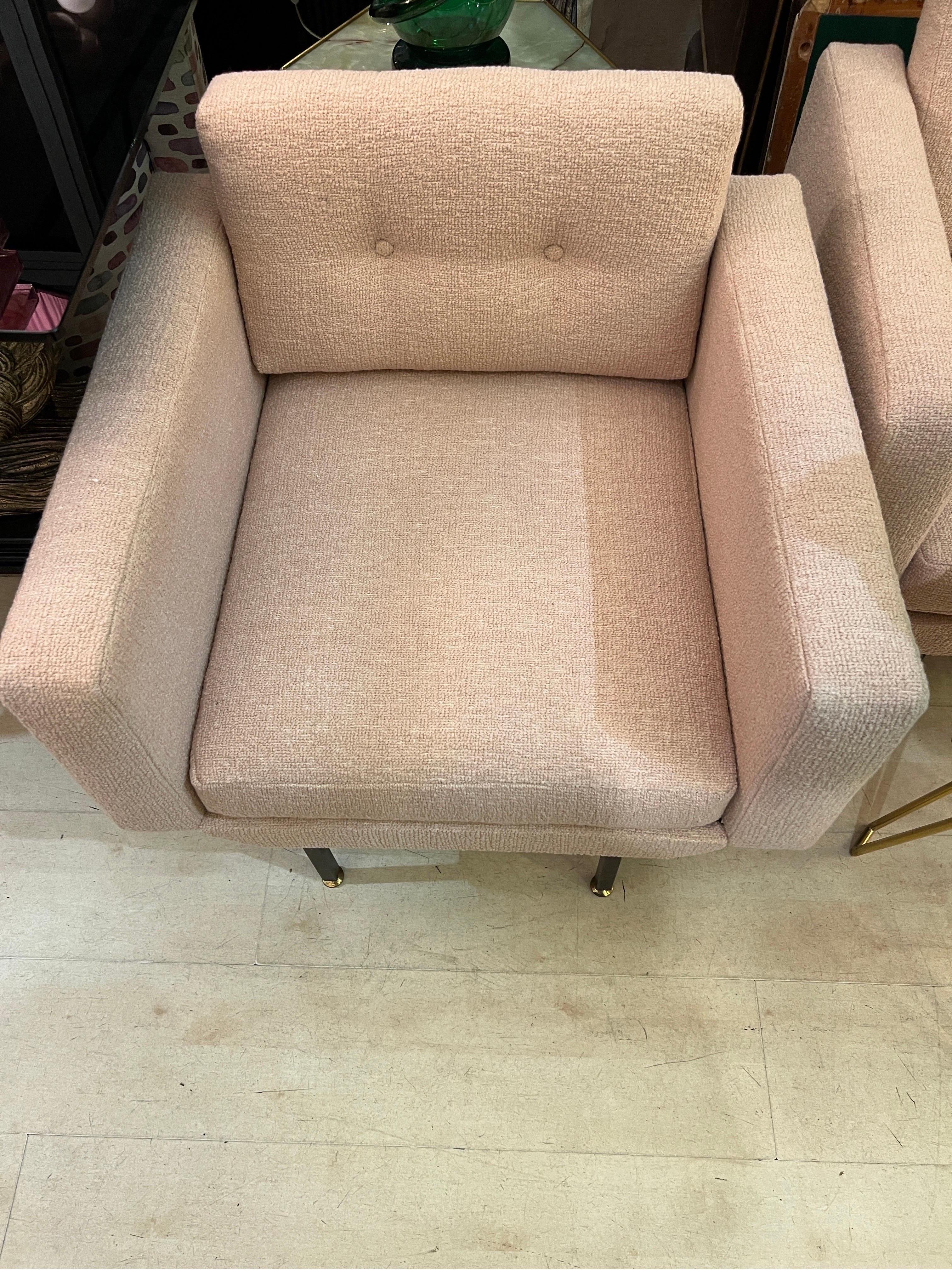 Paire de fauteuils en bouclé rose pâle nouvellement tapissés, années 1950 en vente 4