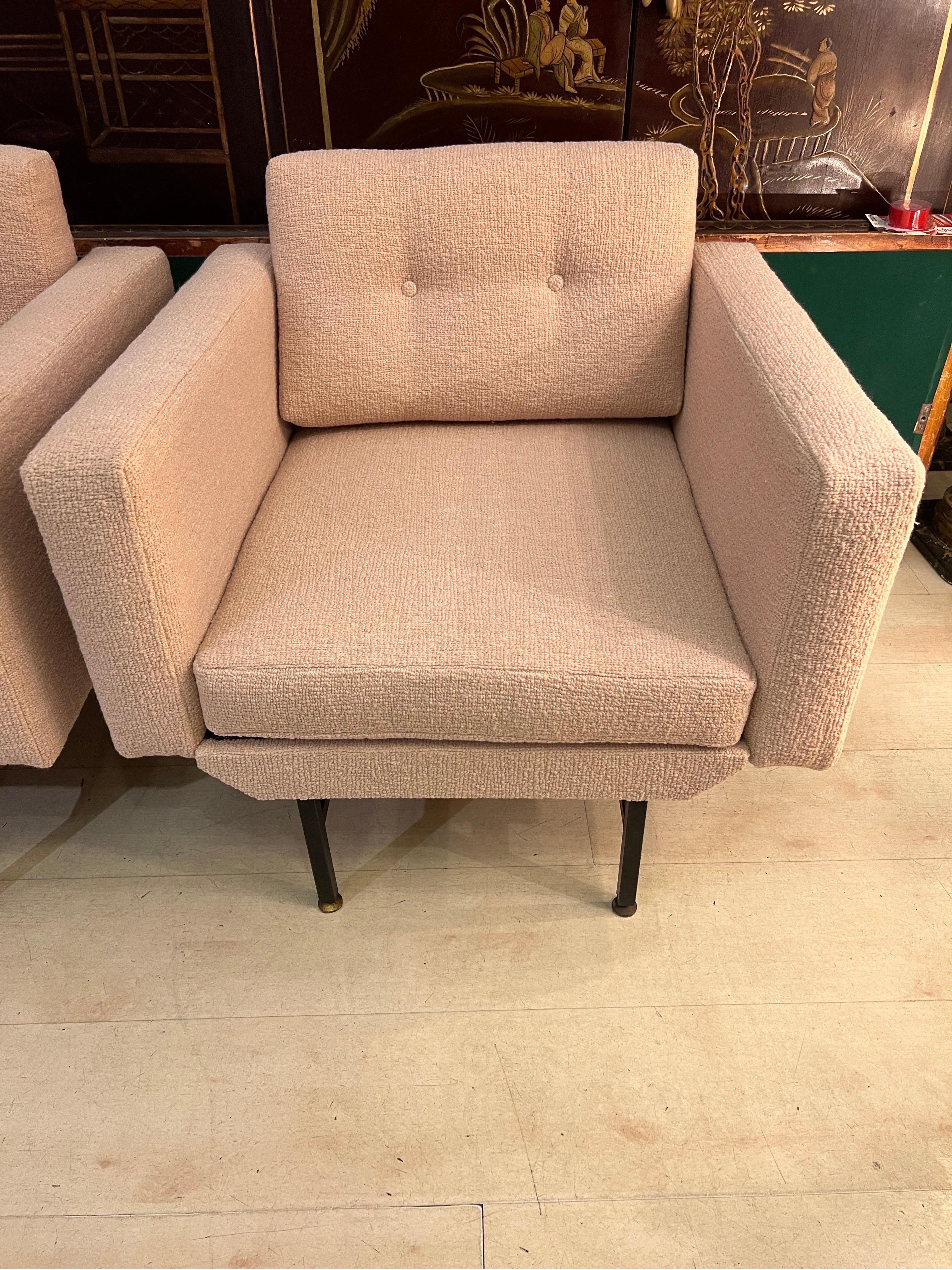 Paire de fauteuils en bouclé rose pâle nouvellement tapissés, années 1950 en vente 5