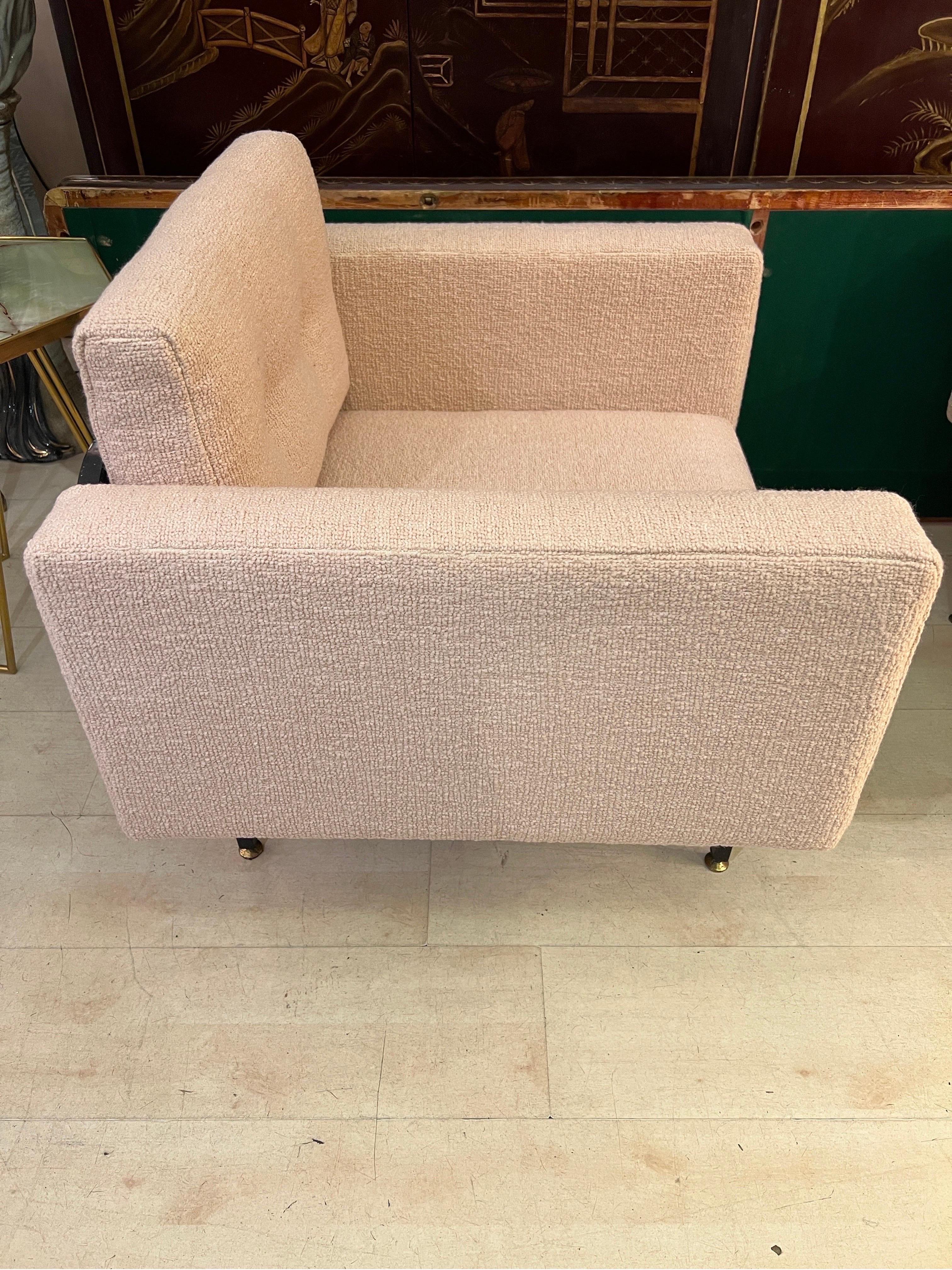 Paire de fauteuils en bouclé rose pâle nouvellement tapissés, années 1950 en vente 7