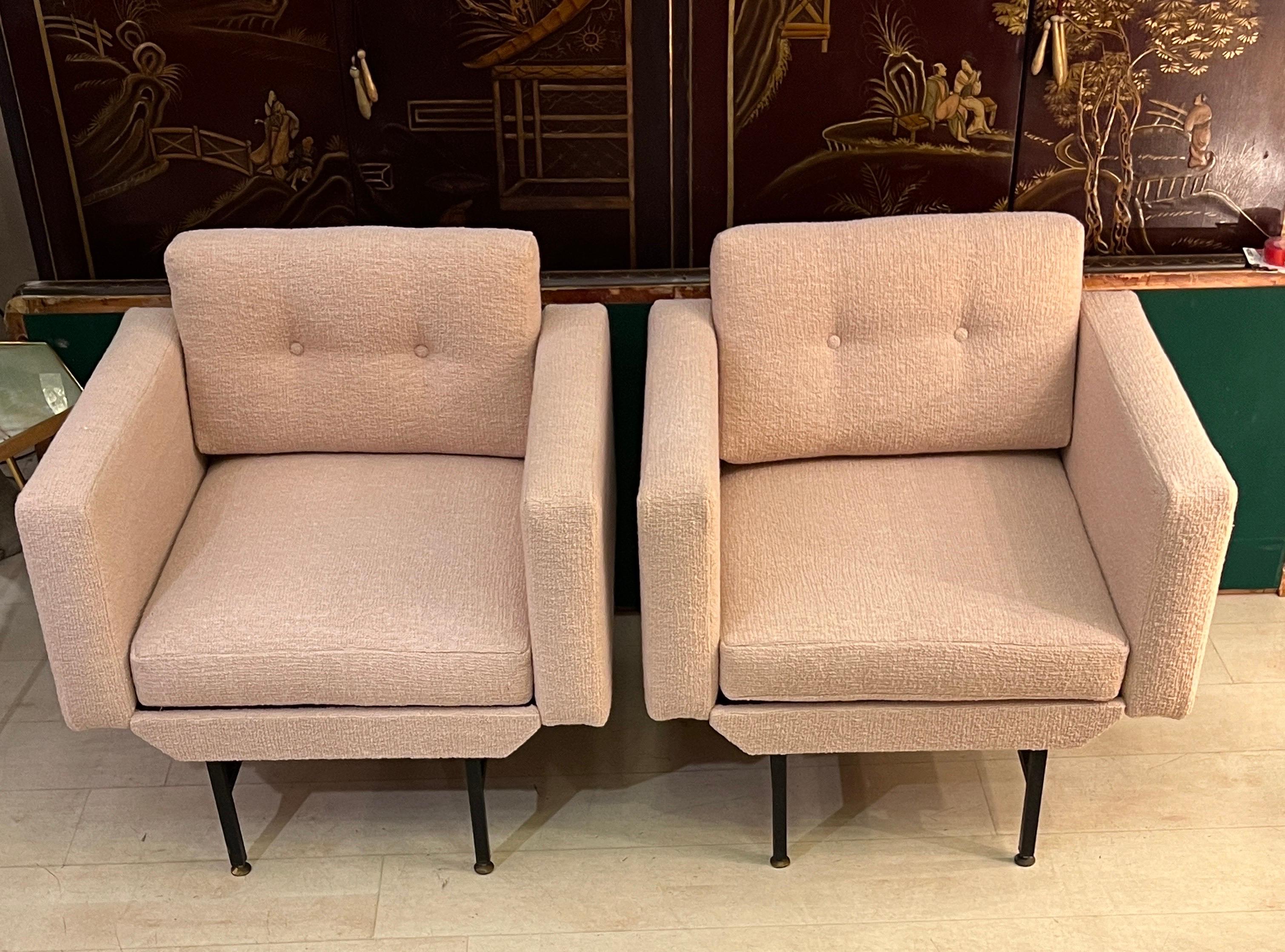 Pair of Newly Upholstered Pale Pink Bouclé Armchairs, 1950s In Good Condition For Sale In Florence, IT