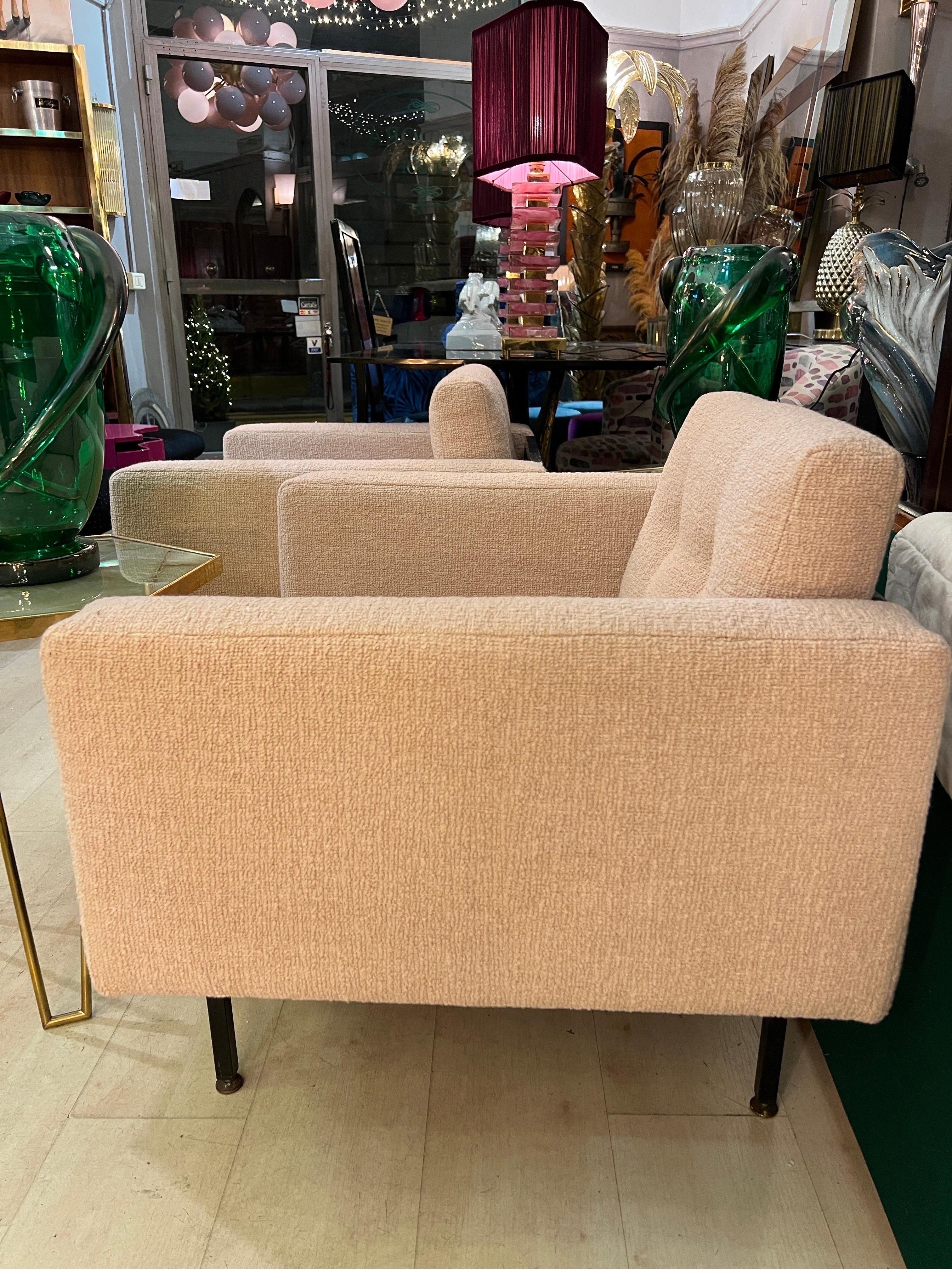 Paire de fauteuils en bouclé rose pâle nouvellement tapissés, années 1950 en vente 1