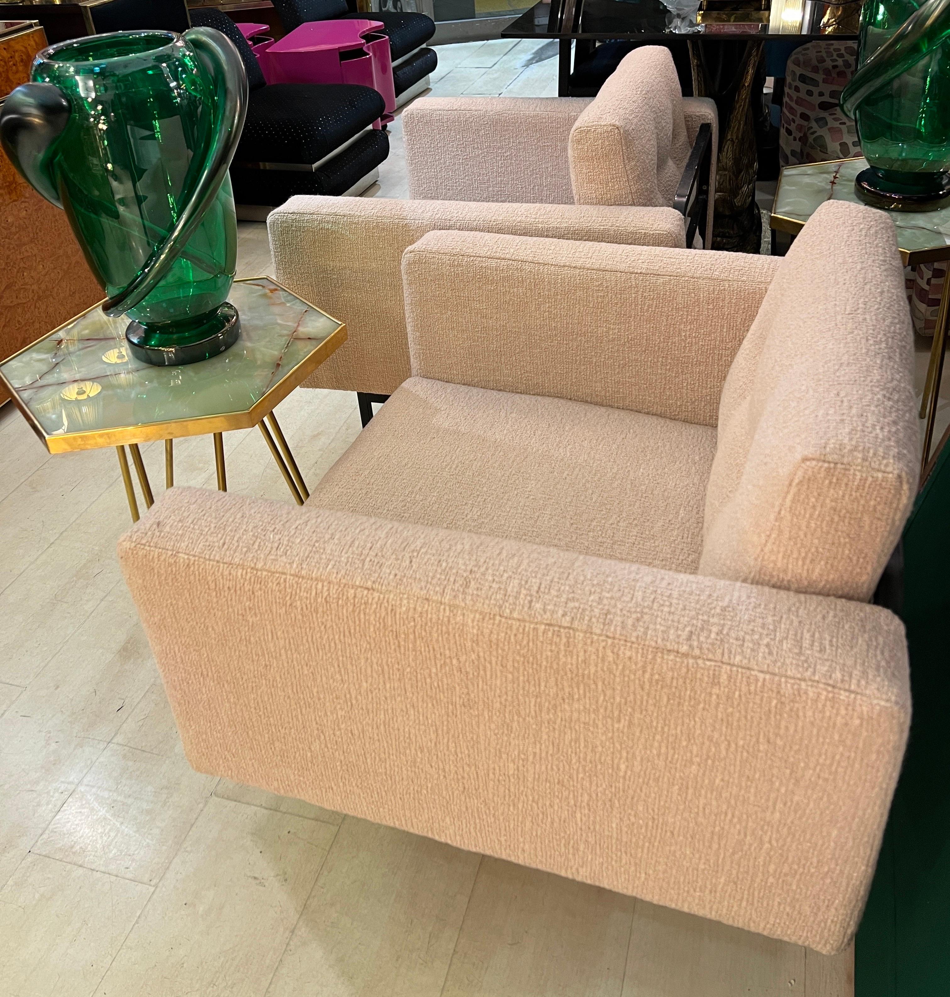 Paire de fauteuils en bouclé rose pâle nouvellement tapissés, années 1950 en vente 2