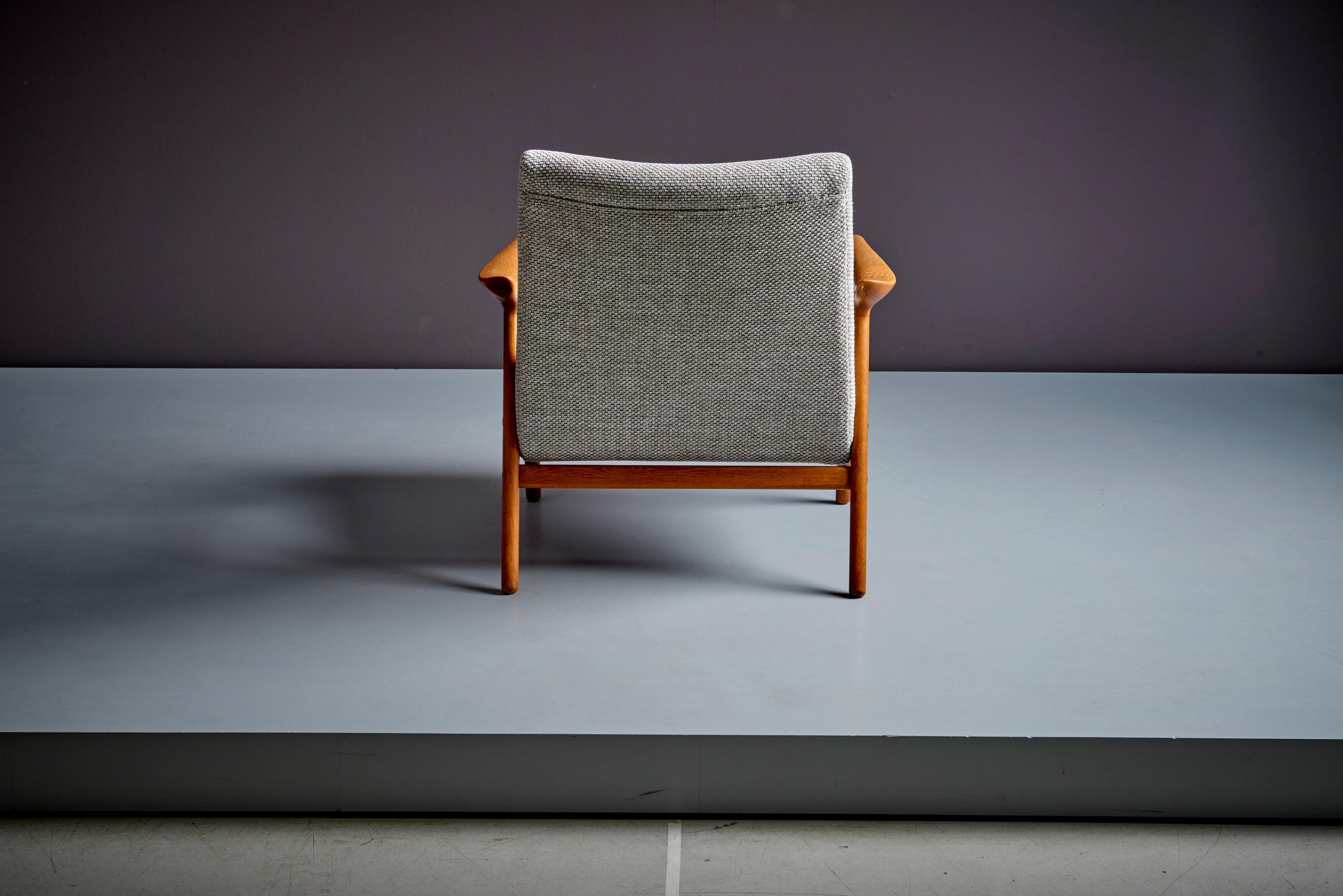 Ein Paar neu gepolsterte Yngve Ekström 'Lästo' und 'Ruster' Lounge Stühle im Angebot 11
