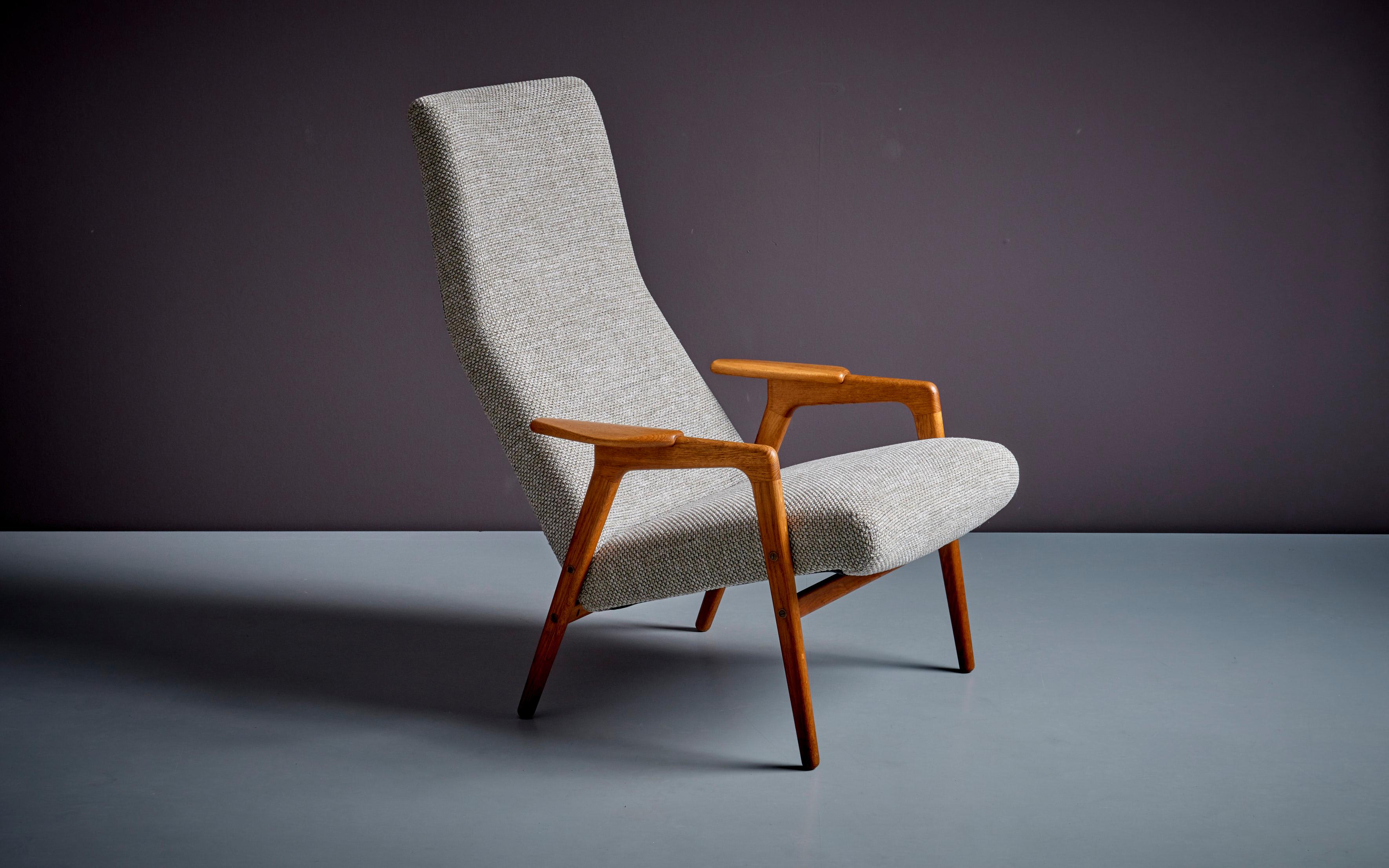 Ein Paar neu gepolsterte Yngve Ekström 'Lästo' und 'Ruster' Lounge Stühle (Schwedisch) im Angebot
