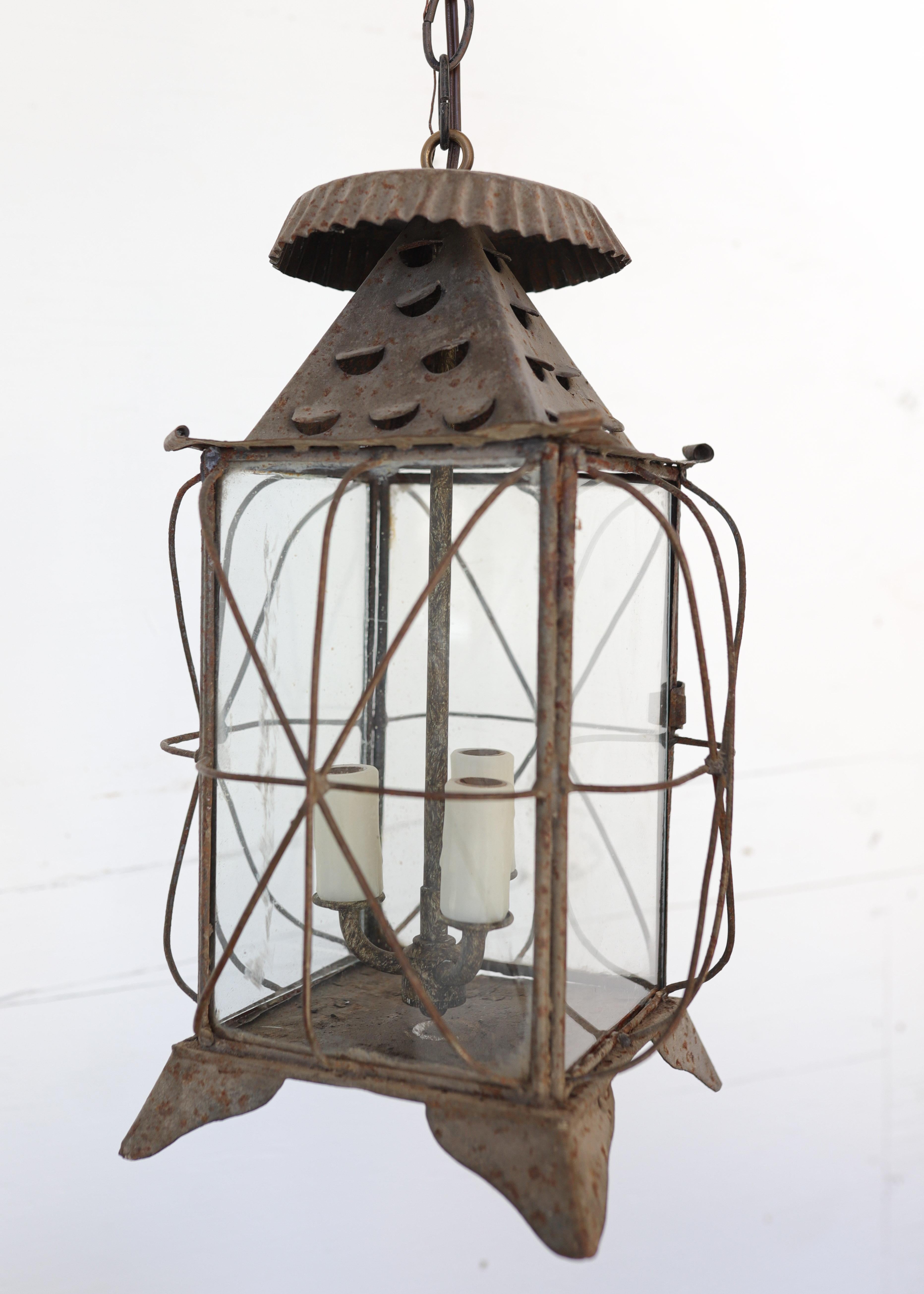 Pair of Newly Wired Antique French Tôle and Glass Lanterns in vendita 4