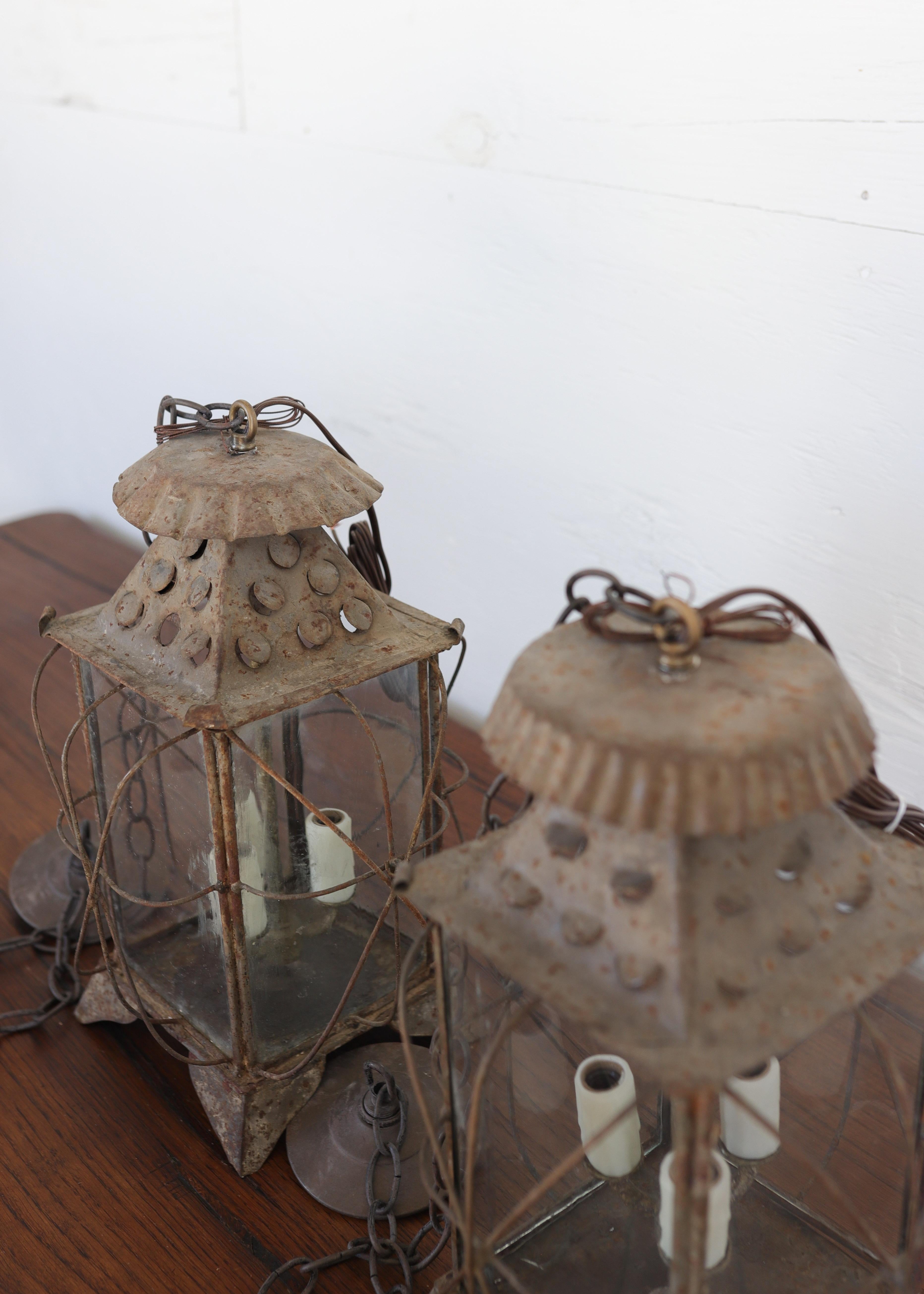 Francese Pair of Newly Wired Antique French Tôle and Glass Lanterns in vendita