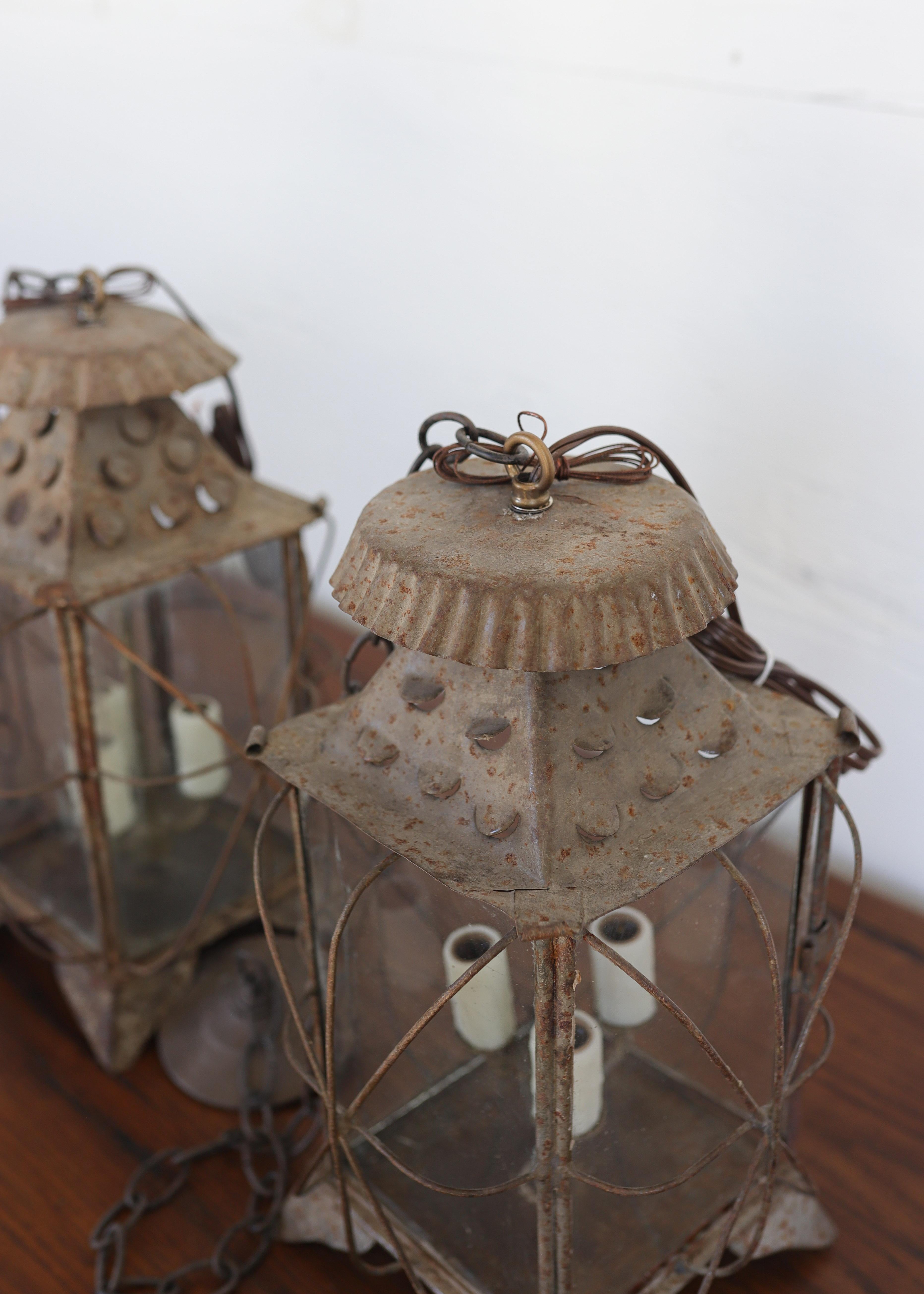 Pair of Newly Wired Antique French Tôle and Glass Lanterns In condizioni buone in vendita a Atlanta, GA