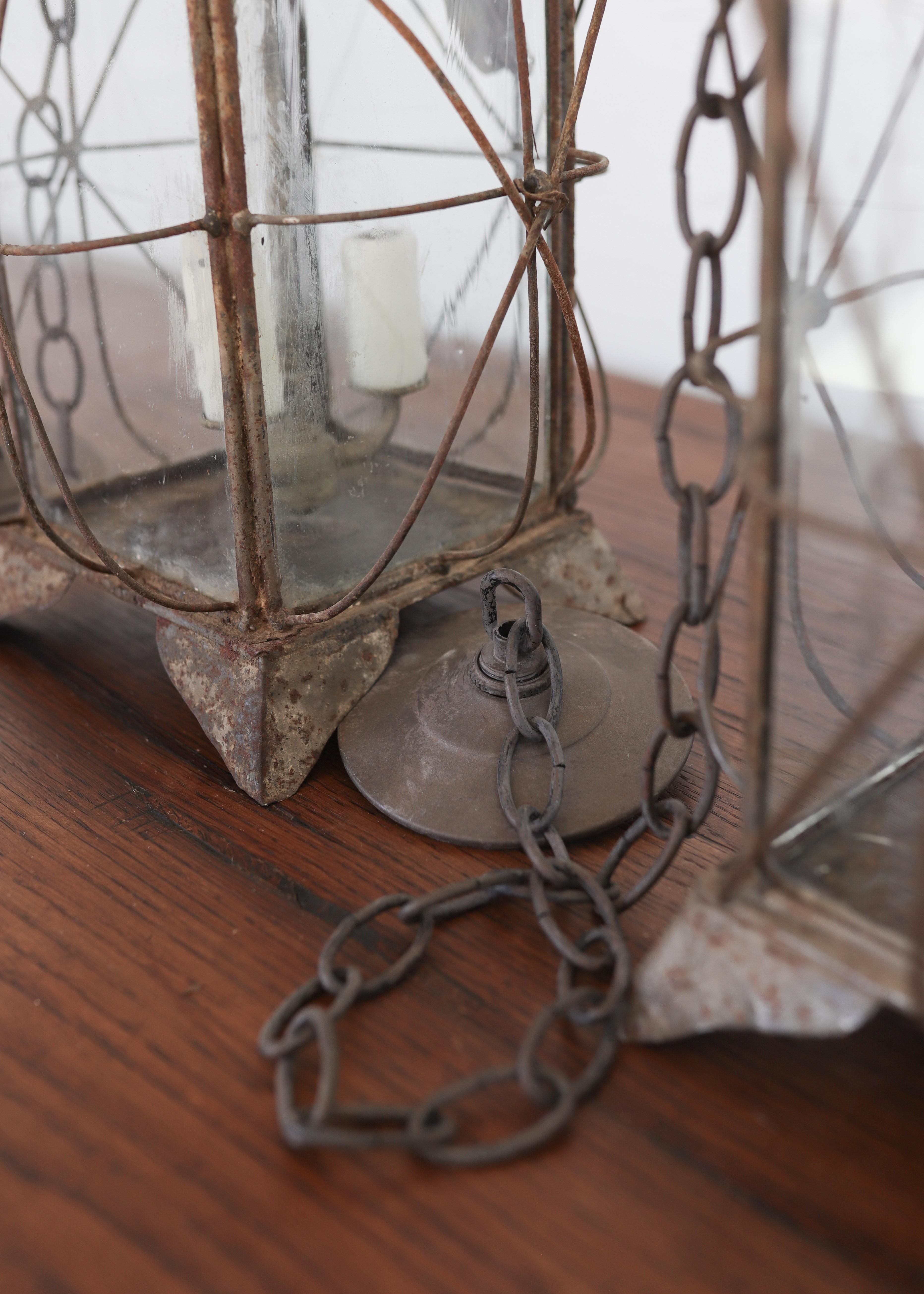 Pair of Newly Wired Antique French Tôle and Glass Lanterns in vendita 1