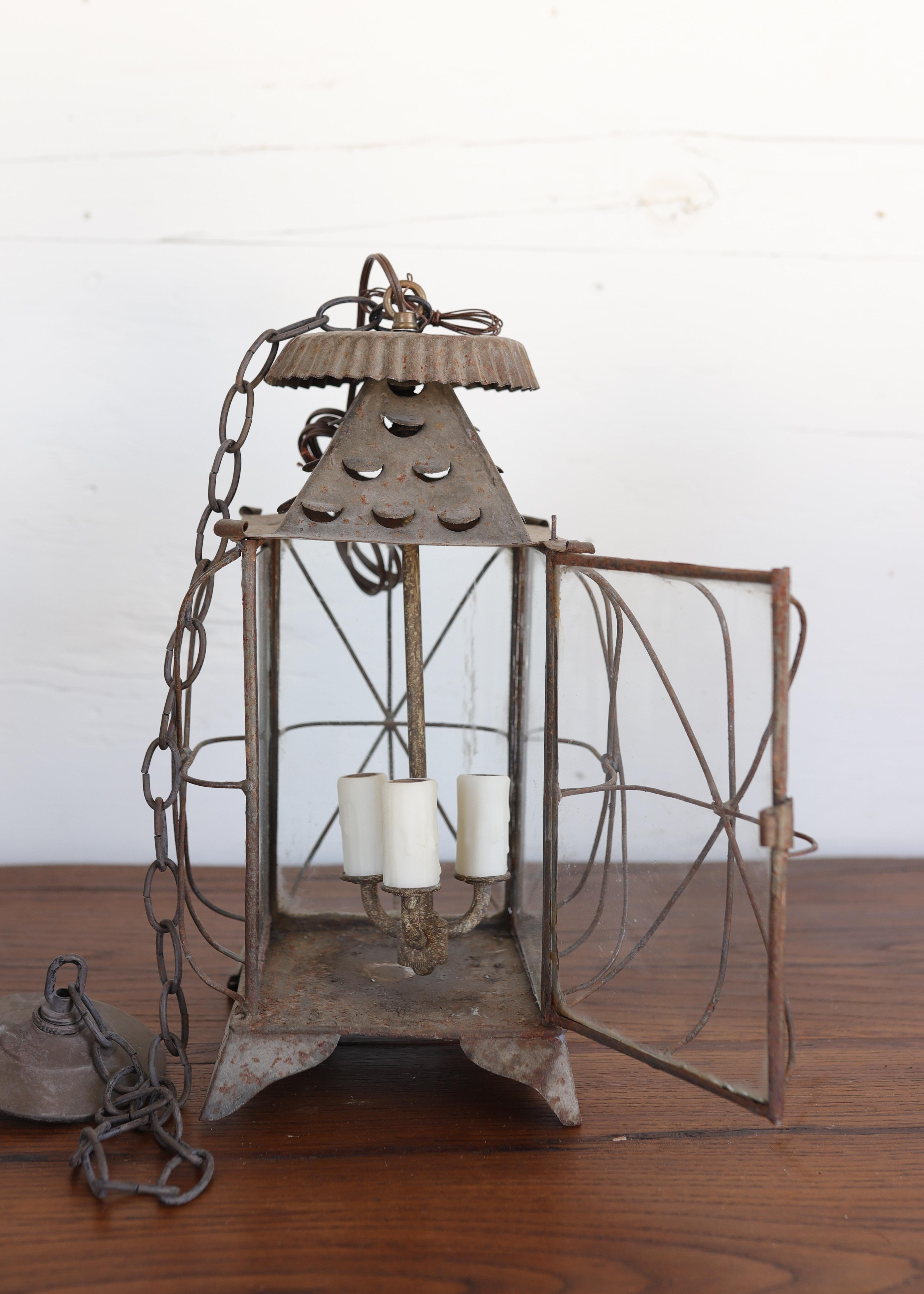 Pair of Newly Wired Antique French Tôle and Glass Lanterns in vendita 2