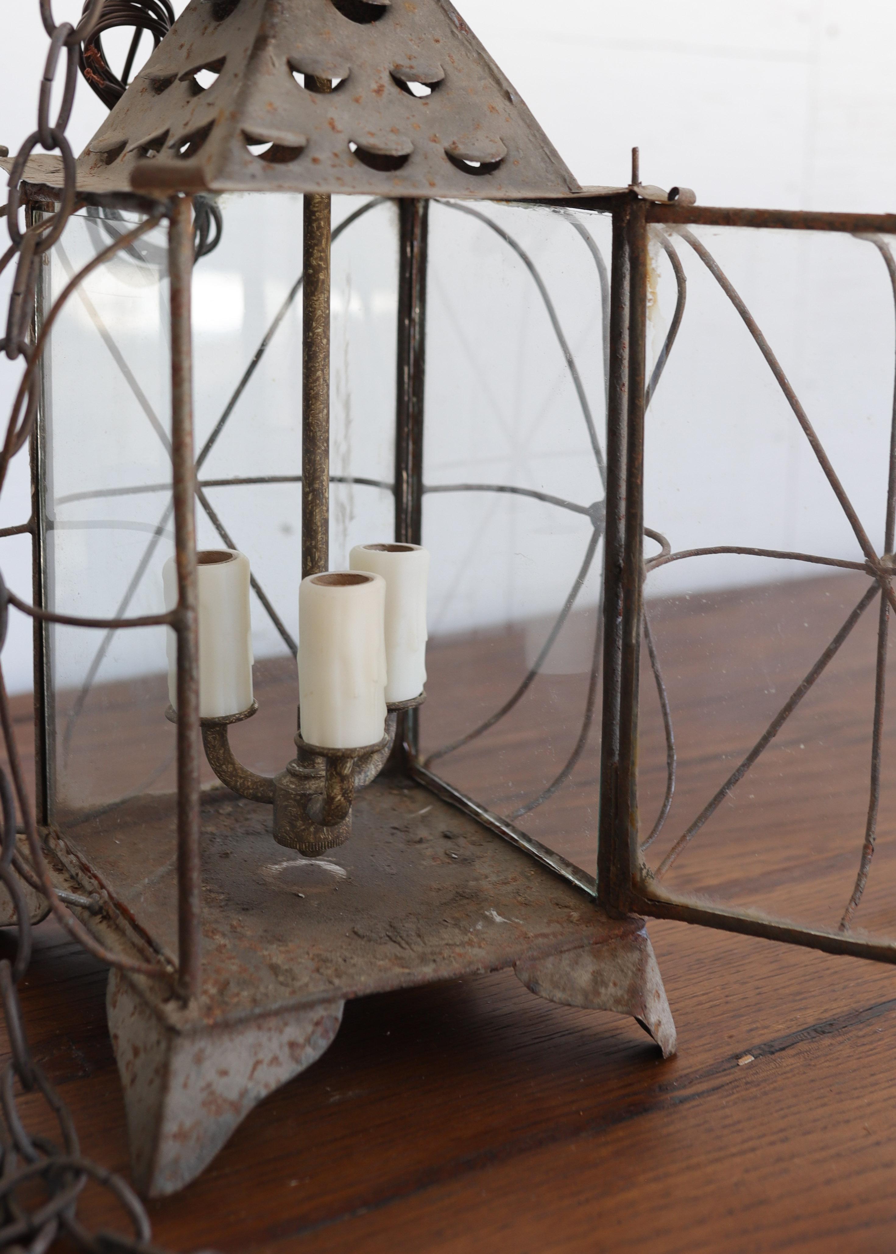 Pair of Newly Wired Antique French Tôle and Glass Lanterns in vendita 3