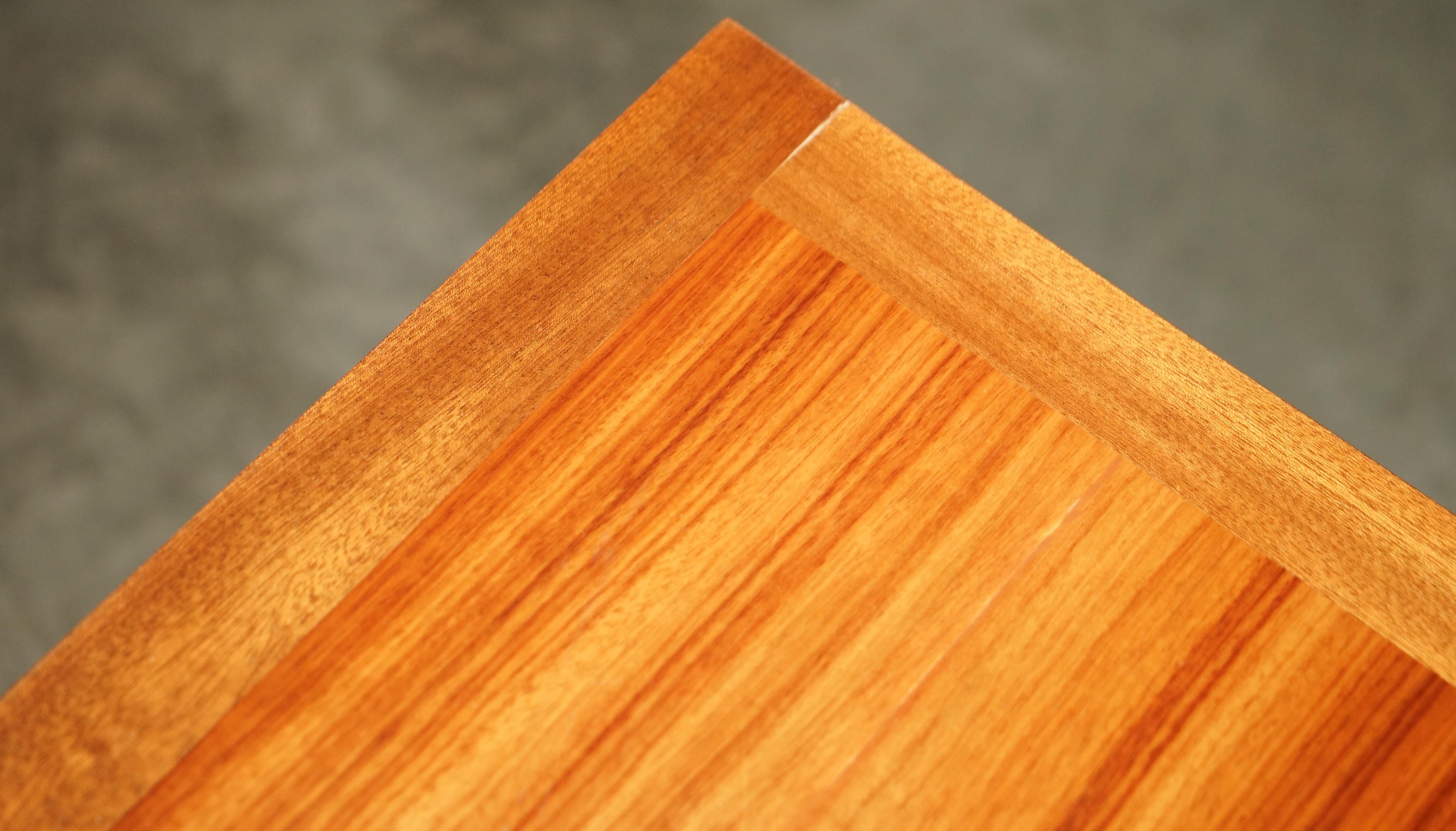 Paire de jolies tables d'appoint en cerisier et teck fabriquées à la main, 4 pièces disponibles au total en vente 4