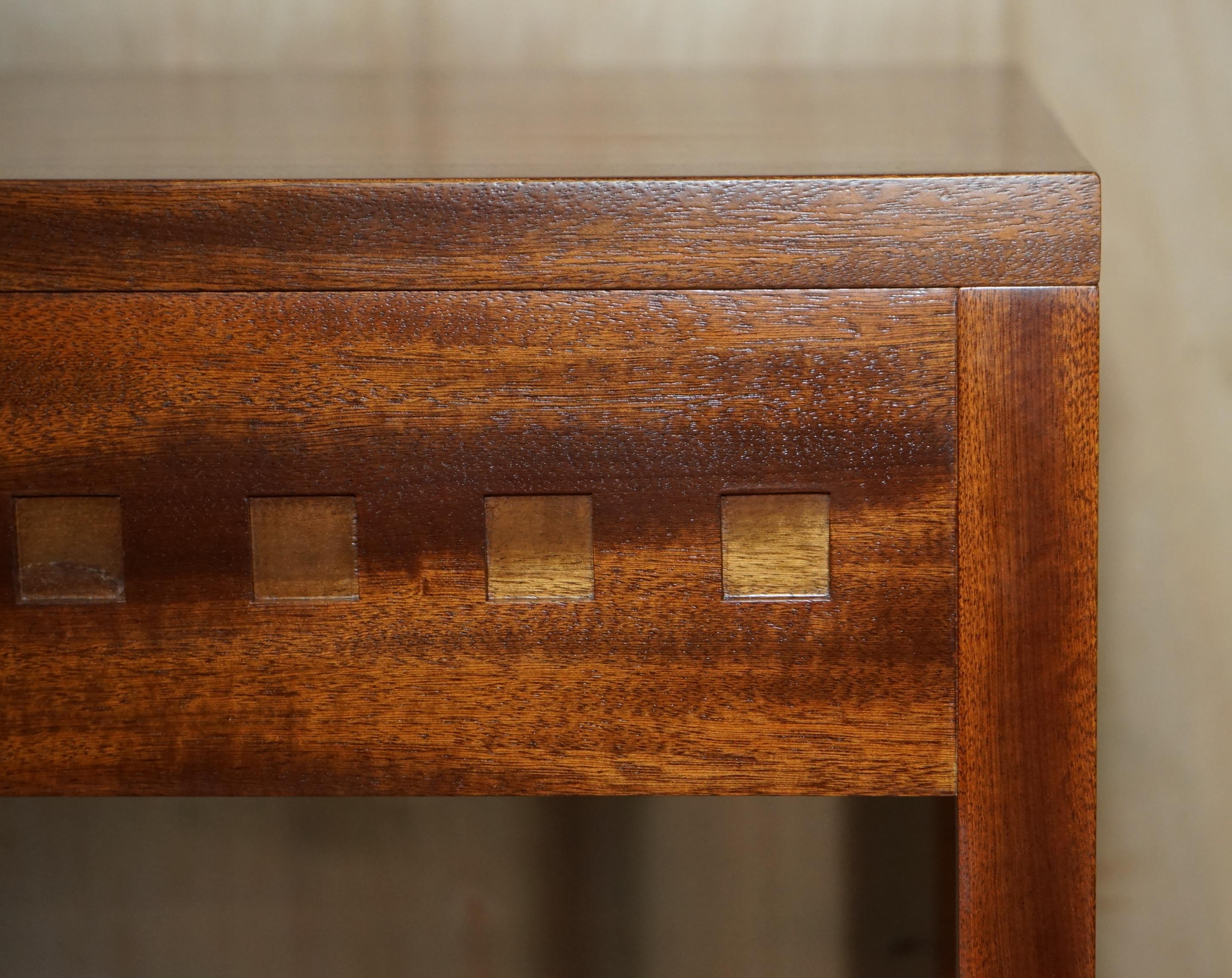 Cerise Paire de jolies tables d'appoint en cerisier et teck fabriquées à la main, 4 pièces disponibles au total en vente