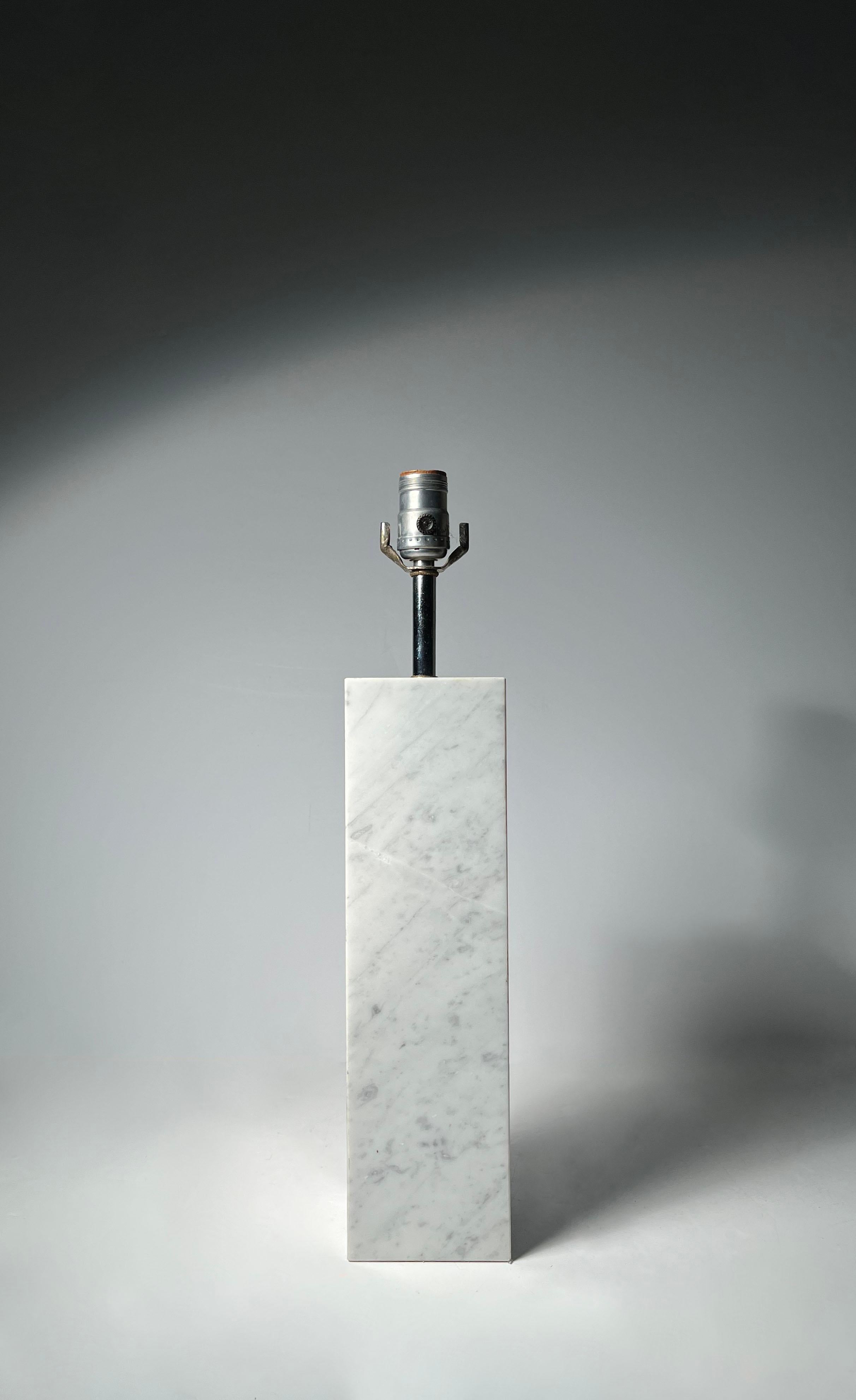 Ein Paar gut proportionierte Tischlampen aus Carrara-Marmor von Kovacs. Label auf der Unterseite.

Die Höhe ist bis zur Oberkante des Sockels.  

einige leichte Gebrauchsspuren, Kratzer und ein kleiner Chip im oberen Eckbereich. 

Bitte fordern Sie