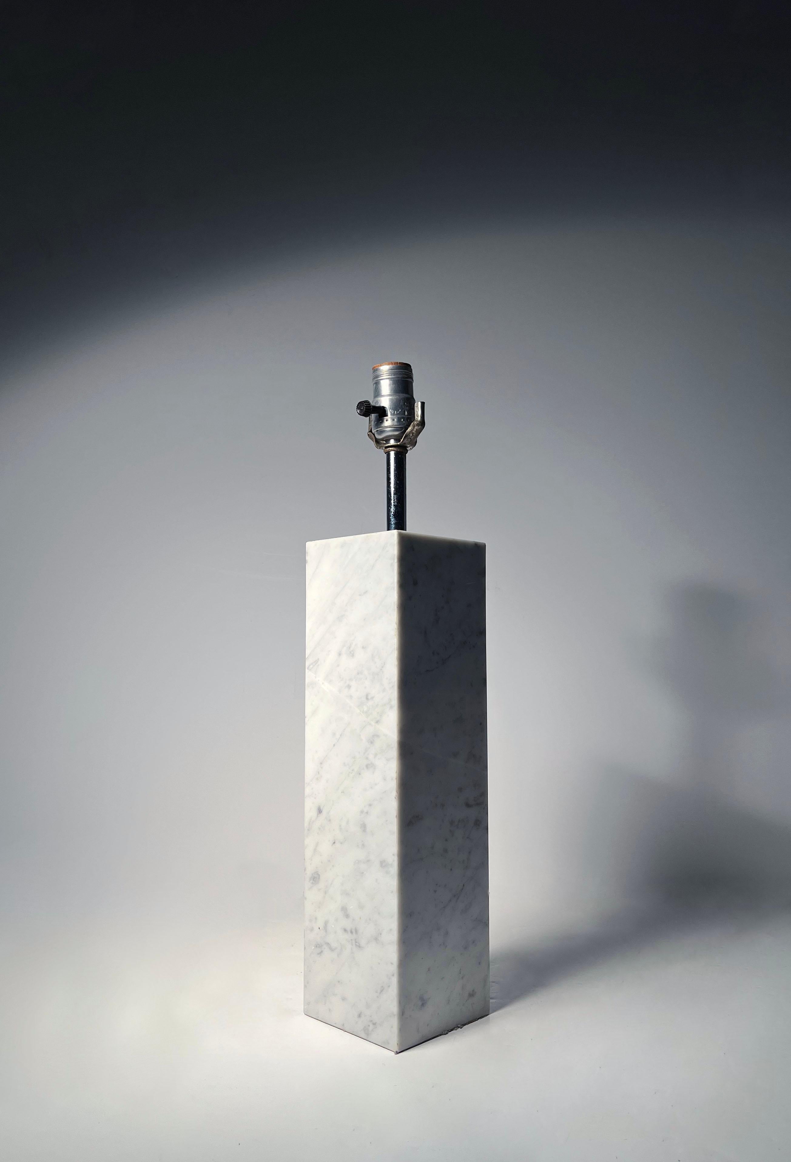 Ein Paar wohlproportionierte Tischlampen aus Carrara-Marmor von Kovacs (Moderne der Mitte des Jahrhunderts) im Angebot