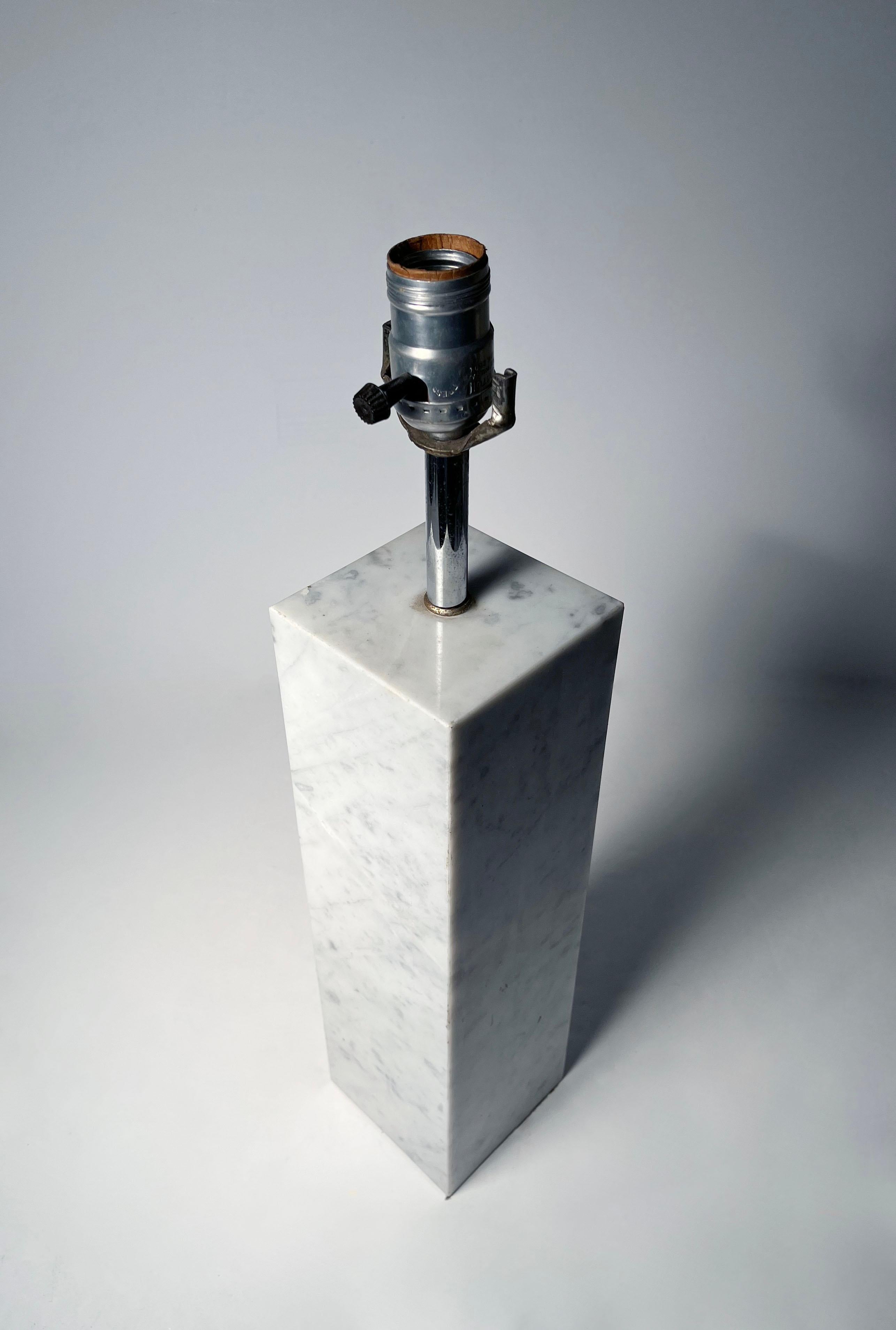 Ein Paar wohlproportionierte Tischlampen aus Carrara-Marmor von Kovacs (amerikanisch) im Angebot