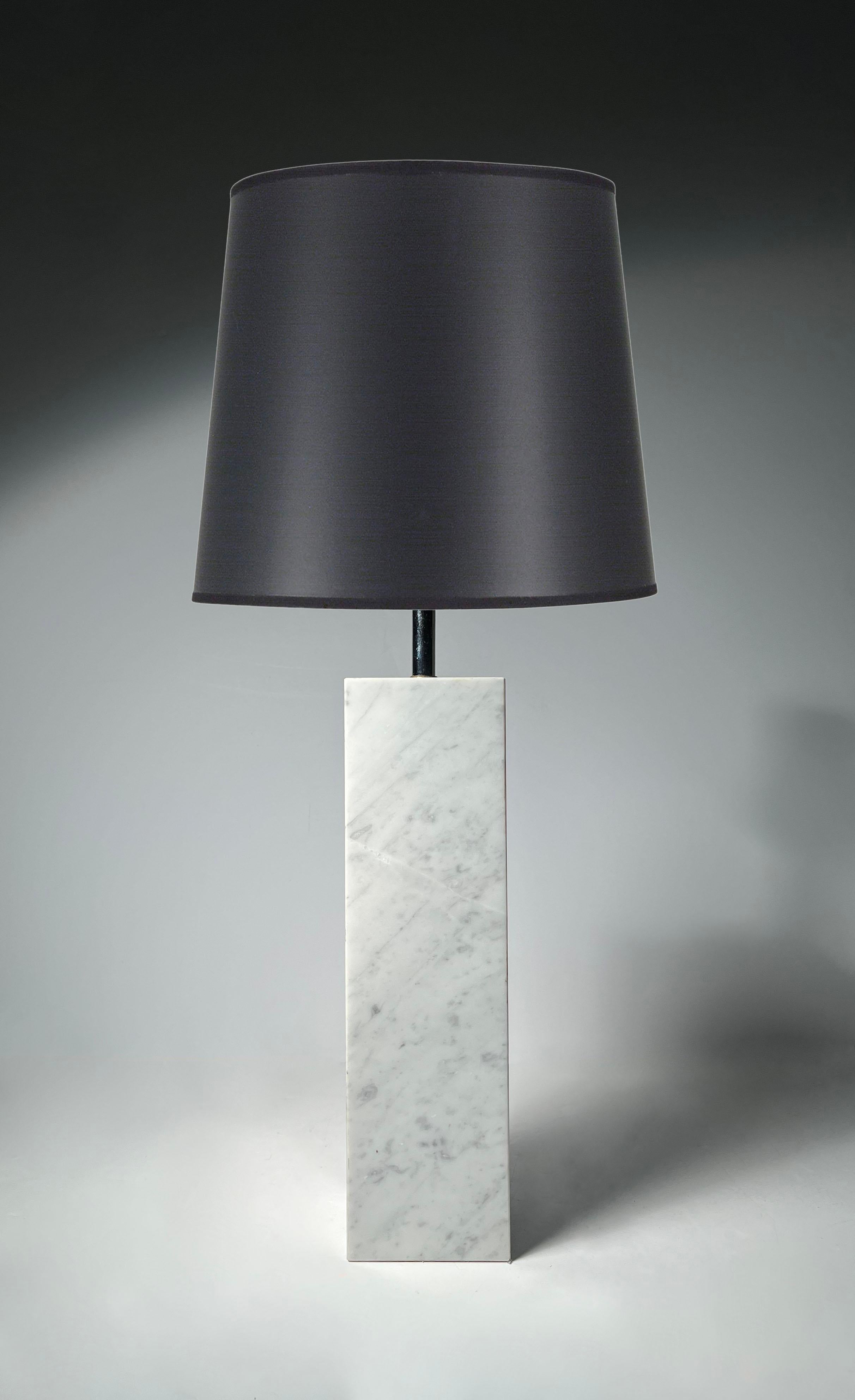 Ein Paar wohlproportionierte Tischlampen aus Carrara-Marmor von Kovacs im Zustand „Gut“ im Angebot in Chicago, IL