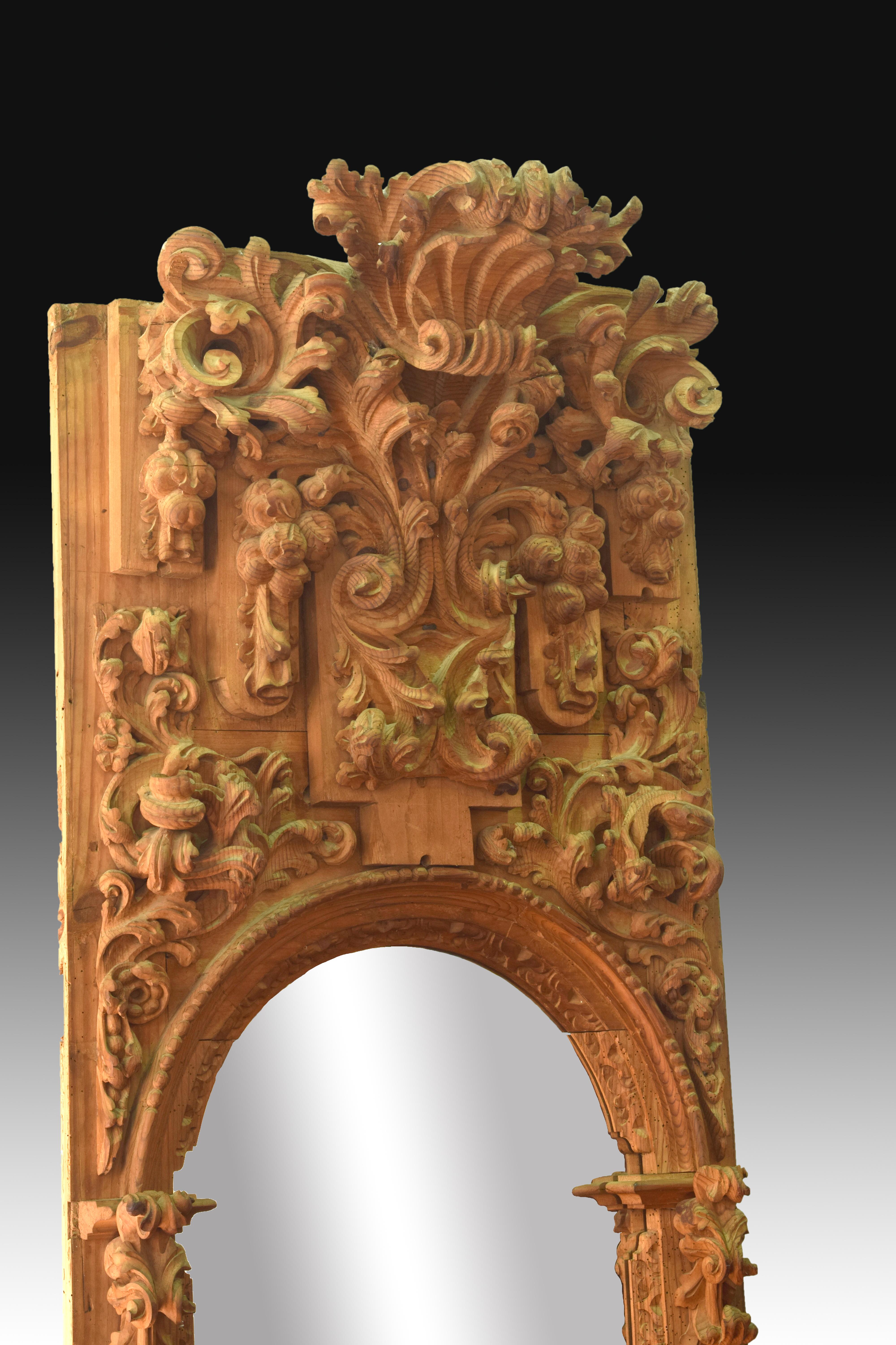 Pair of altar fragments or niches made of carved pine wood that are decorated with a series of important carvings with lots of plant-themed volume, scrolls, ropes, architectural details, cloths, etc., arranged symmetrically around the arch of half a