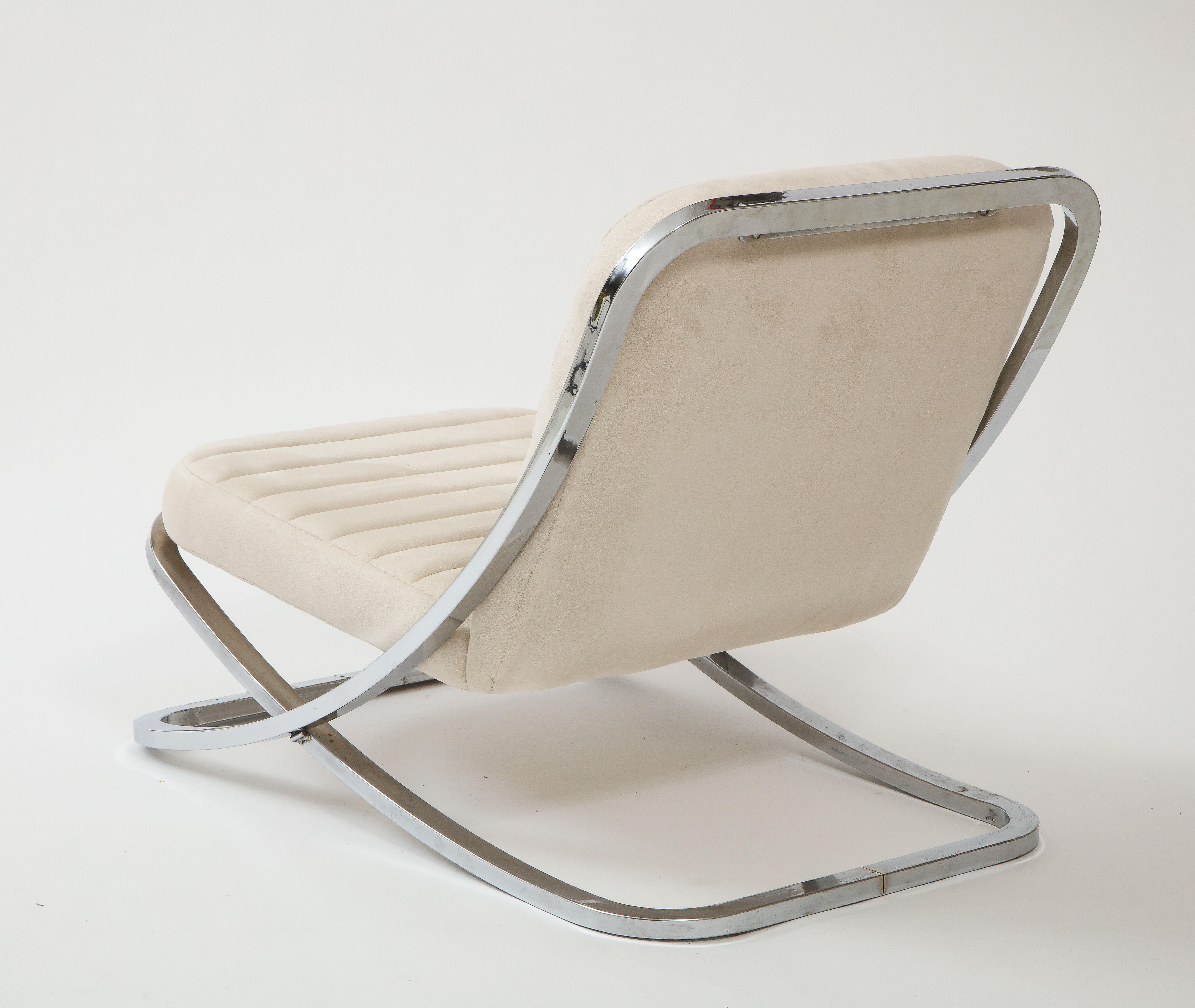 French Pair of Low White Ultra Suede and Polished Chrome Lounge Chairs, 1970s, France For Sale