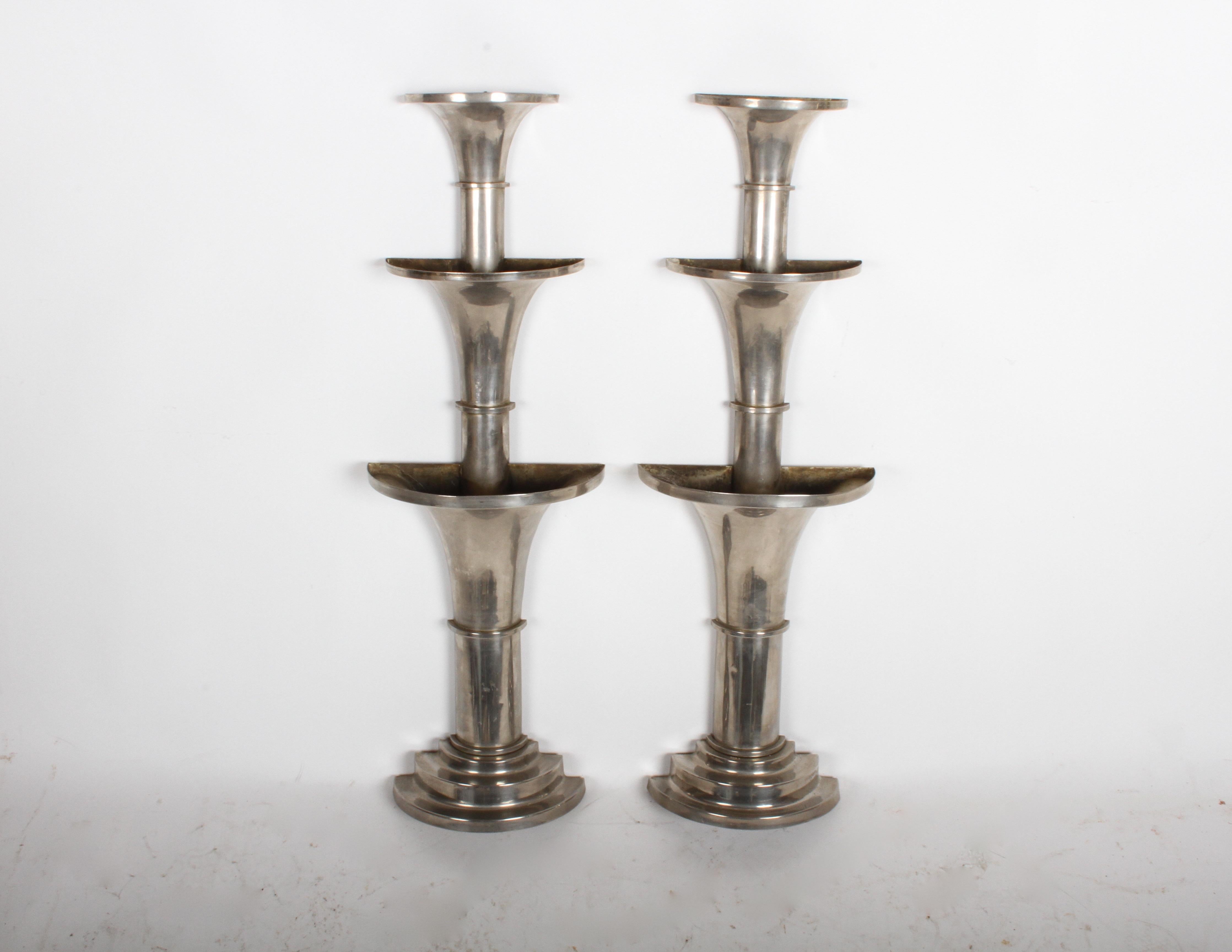 Apparecchi unici, forse provenienti da un teatro o da un grattacielo dell'epoca Art Deco di St. Louis. Coppia di vasi decorativi da parete a tre livelli, con base a gradini, in ottone nichelato. Alcune ammaccature minori, alcune aree di ottone