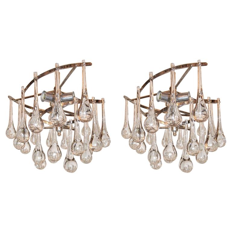 Pareja de apliques de luz niquelados con gotas de cristal. Se venden individualmente. en venta