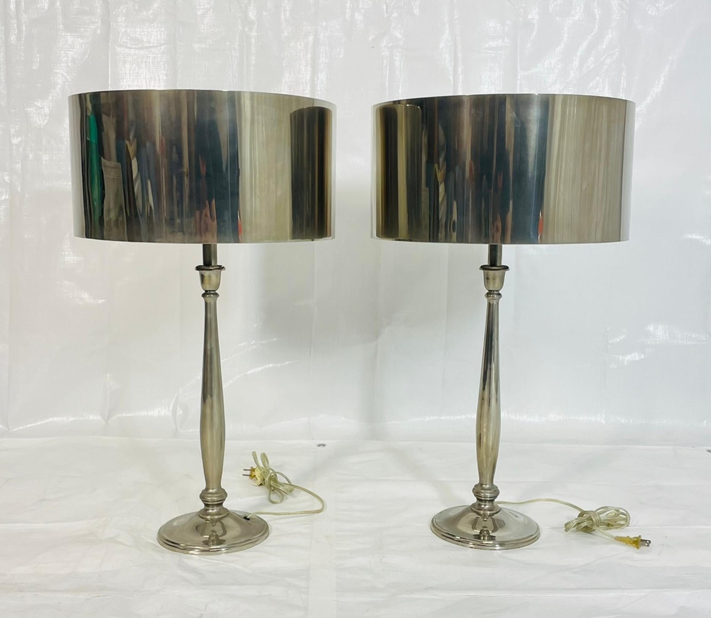 Pair of Nickel-Plated Modern Table Lamps with Matching Metal Shades Moderno de mediados de siglo en venta