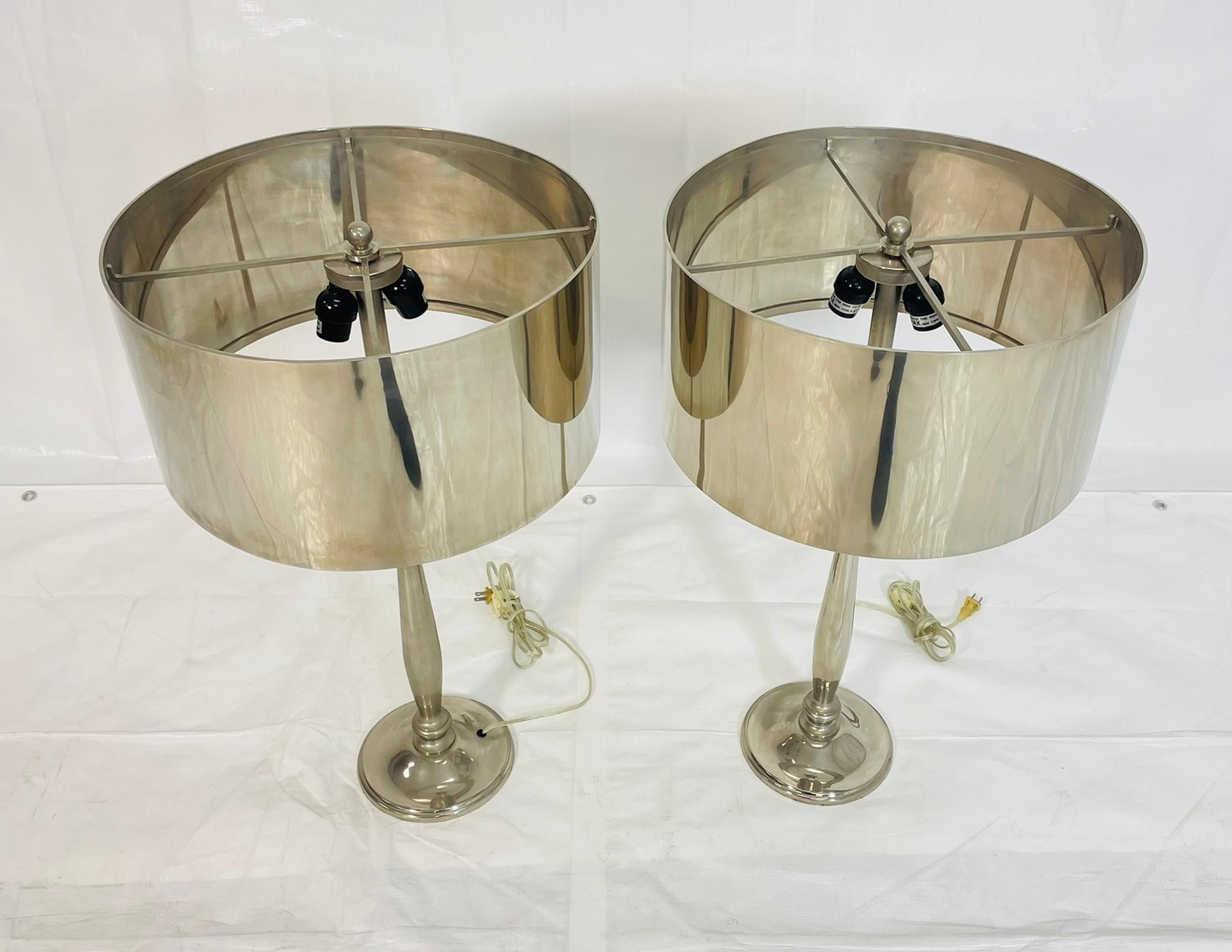 Pair of Nickel-Plated Modern Table Lamps with Matching Metal Shades Hecho a mano en venta