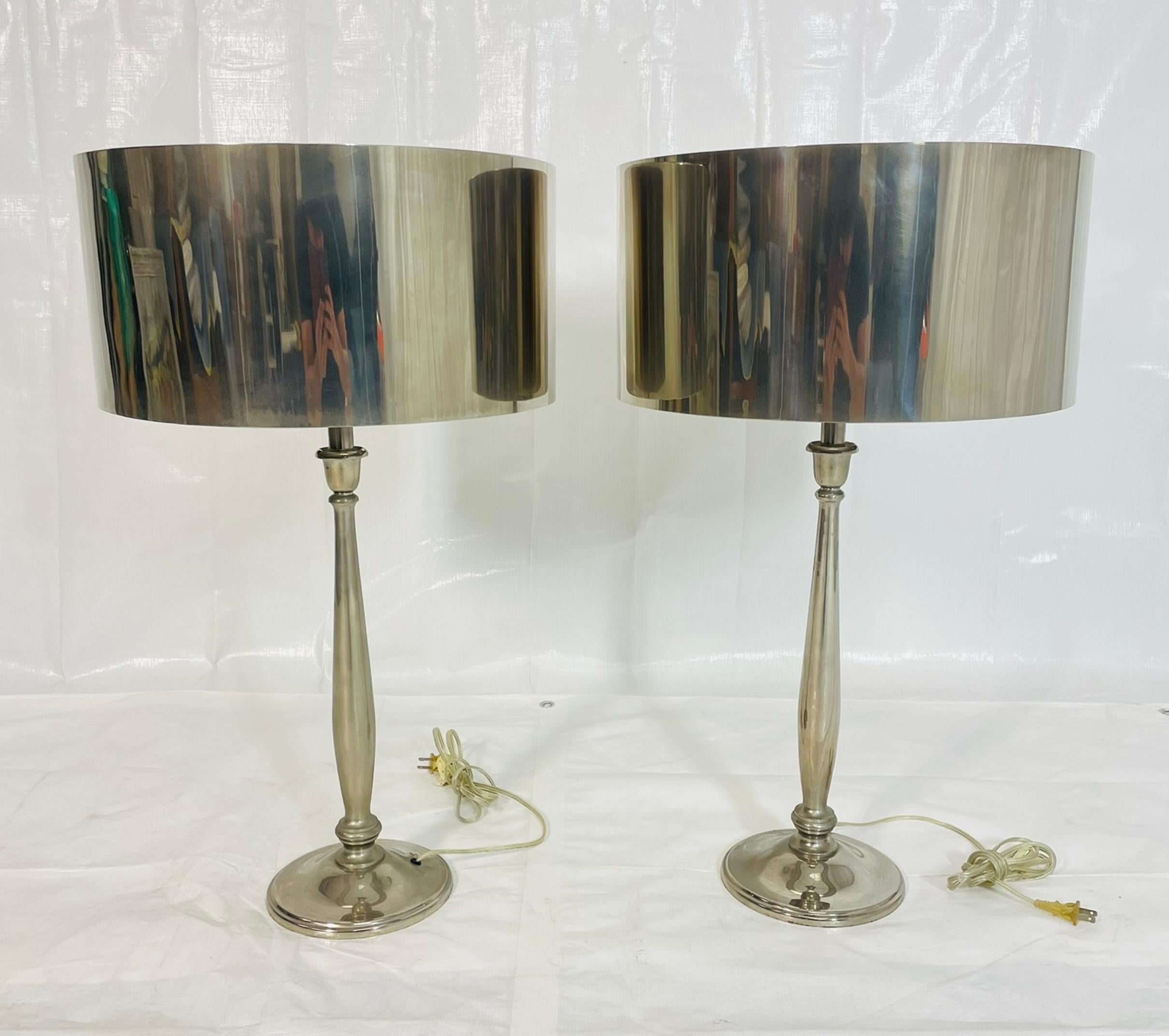 Pair of Nickel-Plated Modern Table Lamps with Matching Metal Shades en Bueno estado para la venta en Los Angeles, CA