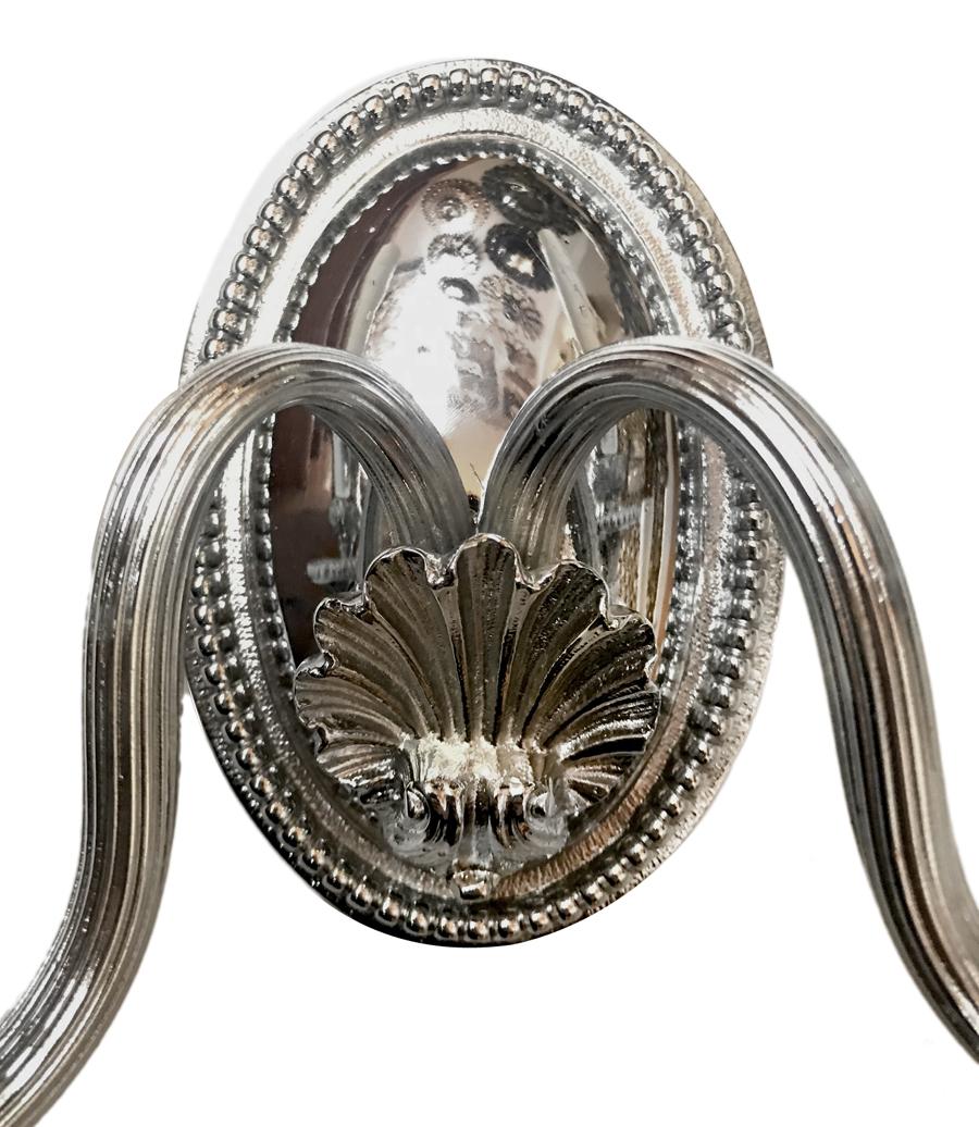 Zwei französische vernickelte Doppelleuchten aus den 1920er Jahren mit Perlen auf dem Korpus.

Abmessungen: 
Höhe 8,25