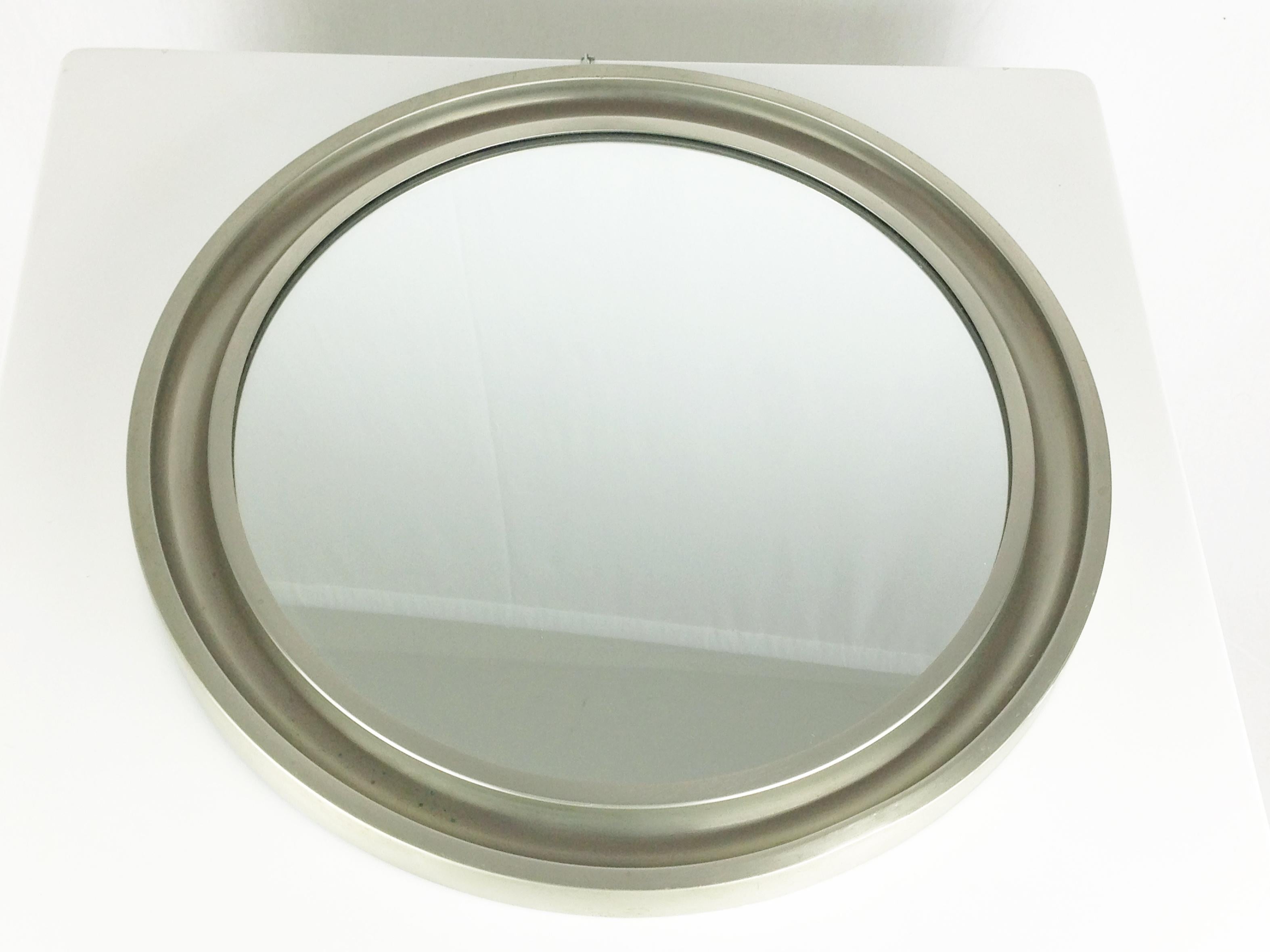 Ein Paar kleine Specchio-Spiegel aus vernickeltem und schwarzem Metall von S. Mazza für Artemide (Italienisch) im Angebot