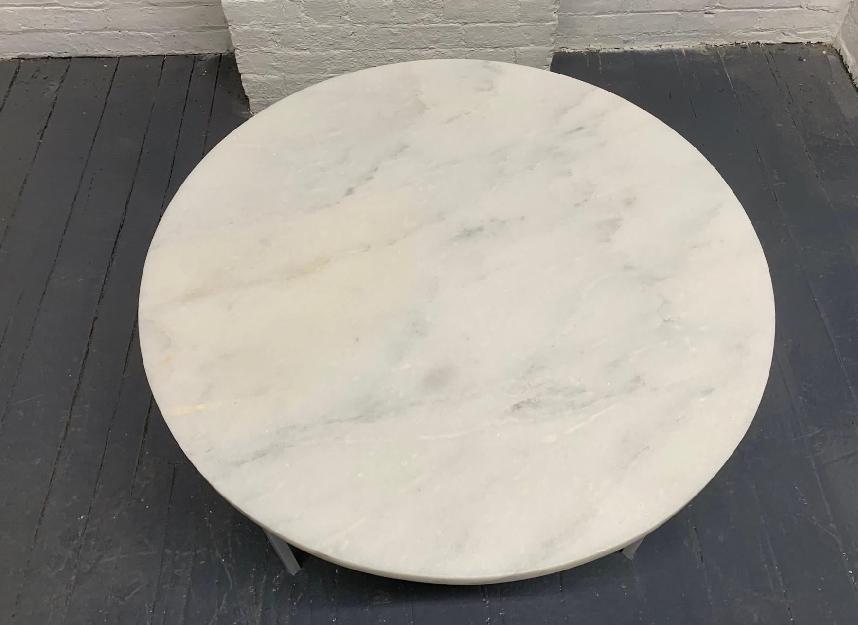 Mid-Century Modern Pair of Nicos Zographos Style Carrara Marble Top Tables For Sale