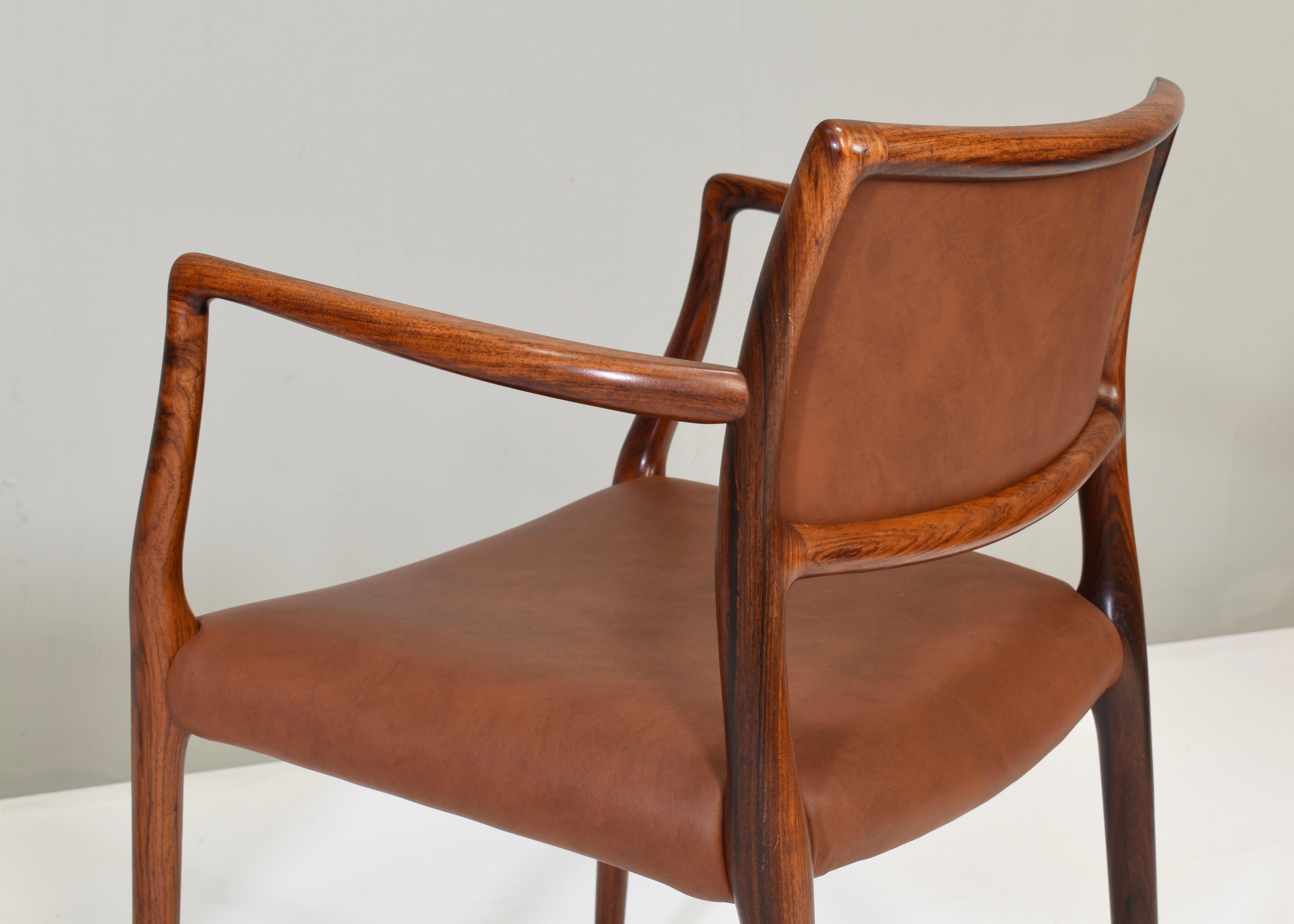 Paar Niels O. Møller Modell 65 Esszimmerstühle - Dänemark, 1968 (Kunstleder) im Angebot