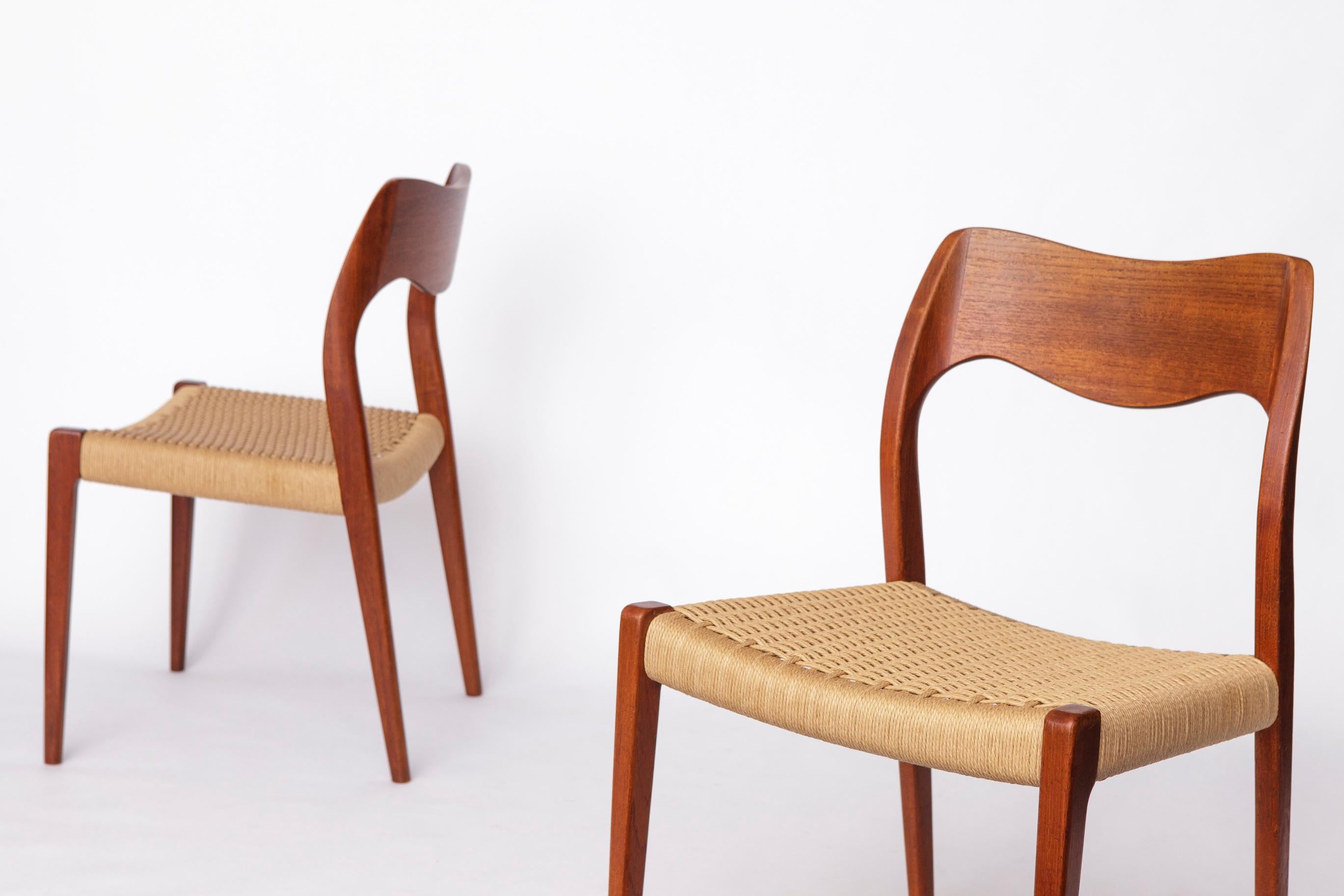 Coppia di sedie da pranzo Niels Otto Møller Model 71 in teak, anni '50
Il prezzo indicato è per la coppia.

Realizzati in teak massiccio, i telai sono stati accuratamente rifiniti e oliati.
Le poltrone sono state ritessute di recente con corde di