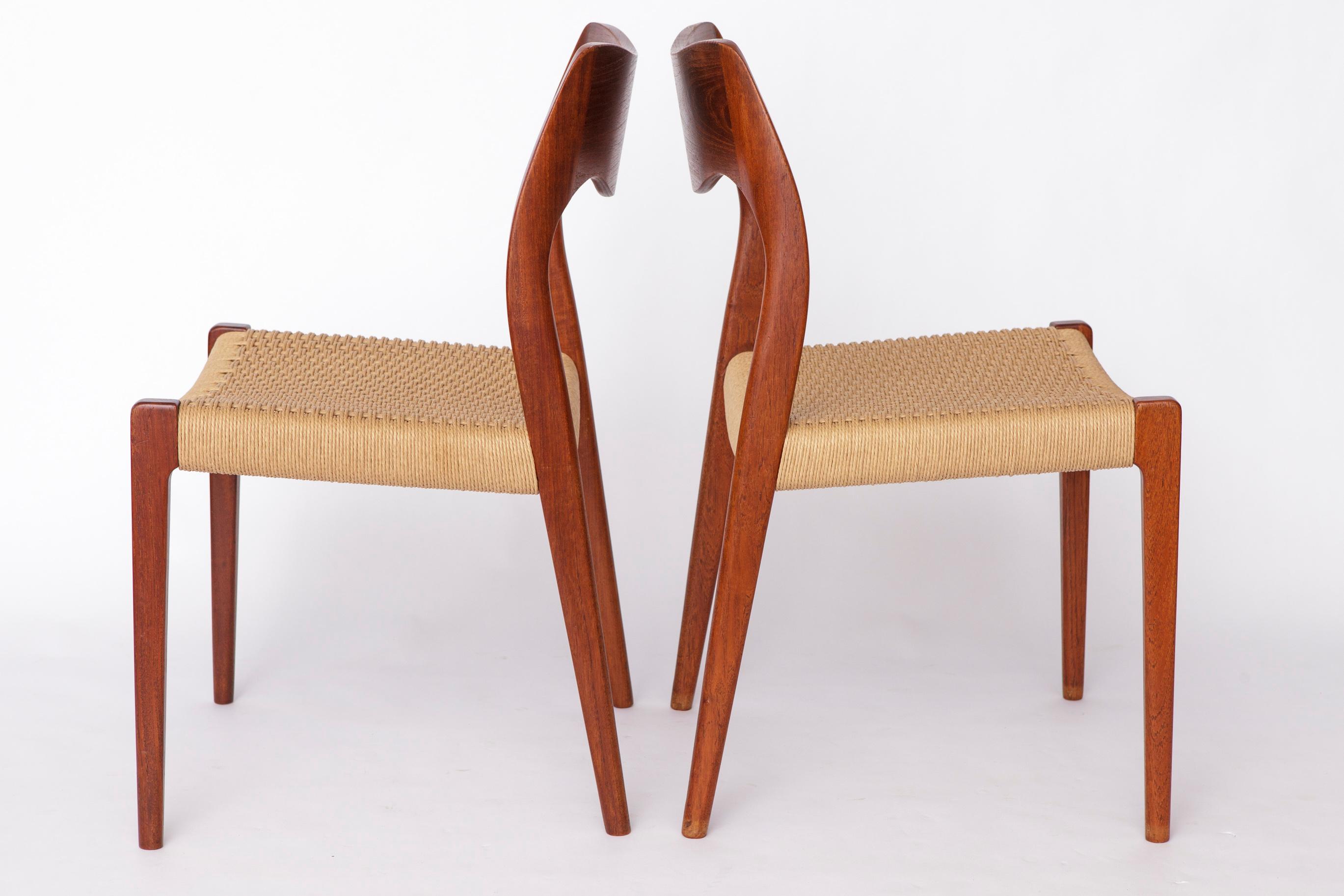 Mid-Century moderno Coppia di sedie da pranzo in teak Niels Otto Møller Model 71, anni '50  Centro danese in vendita