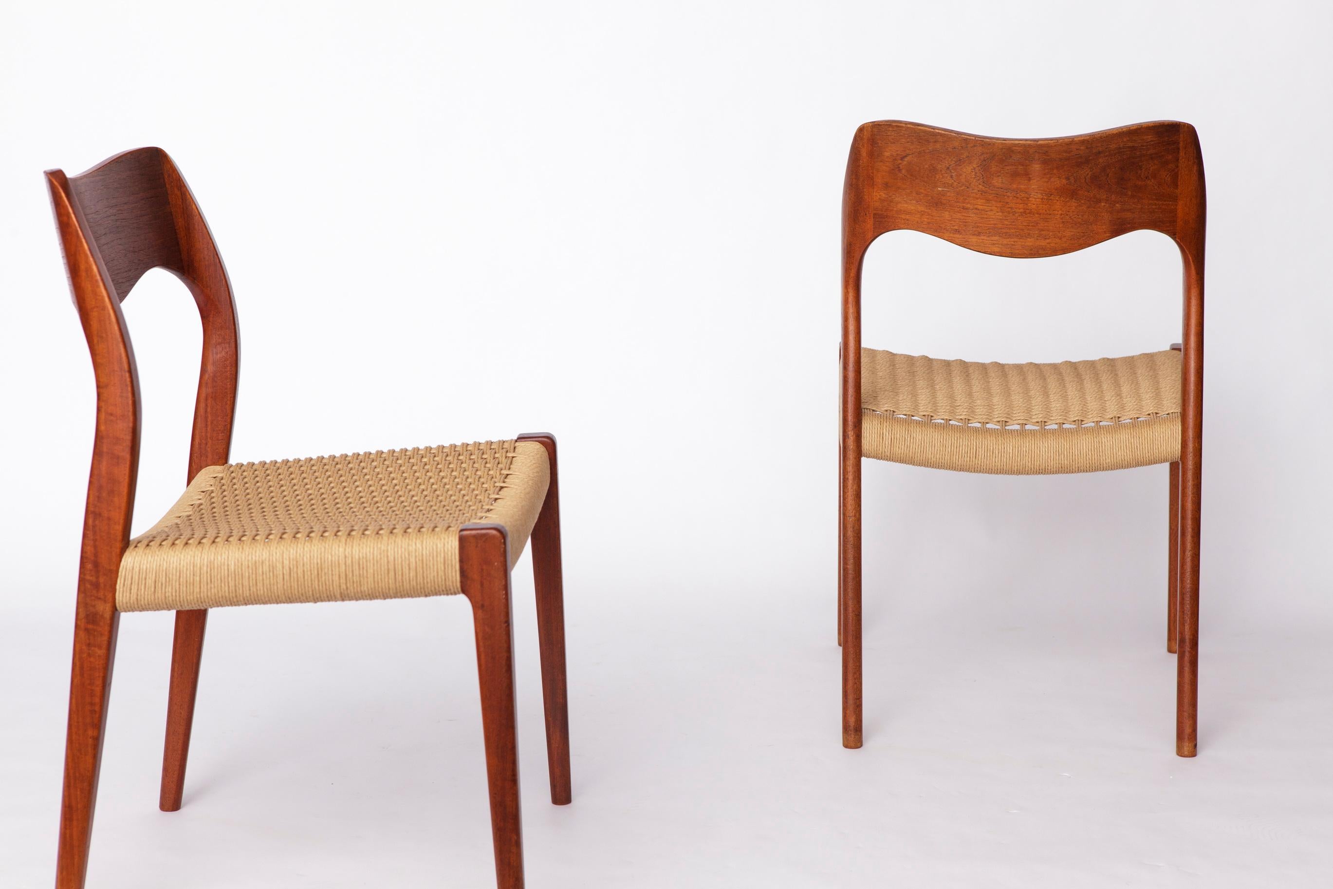 Metà XX secolo Coppia di sedie da pranzo in teak Niels Otto Møller Model 71, anni '50  Centro danese in vendita