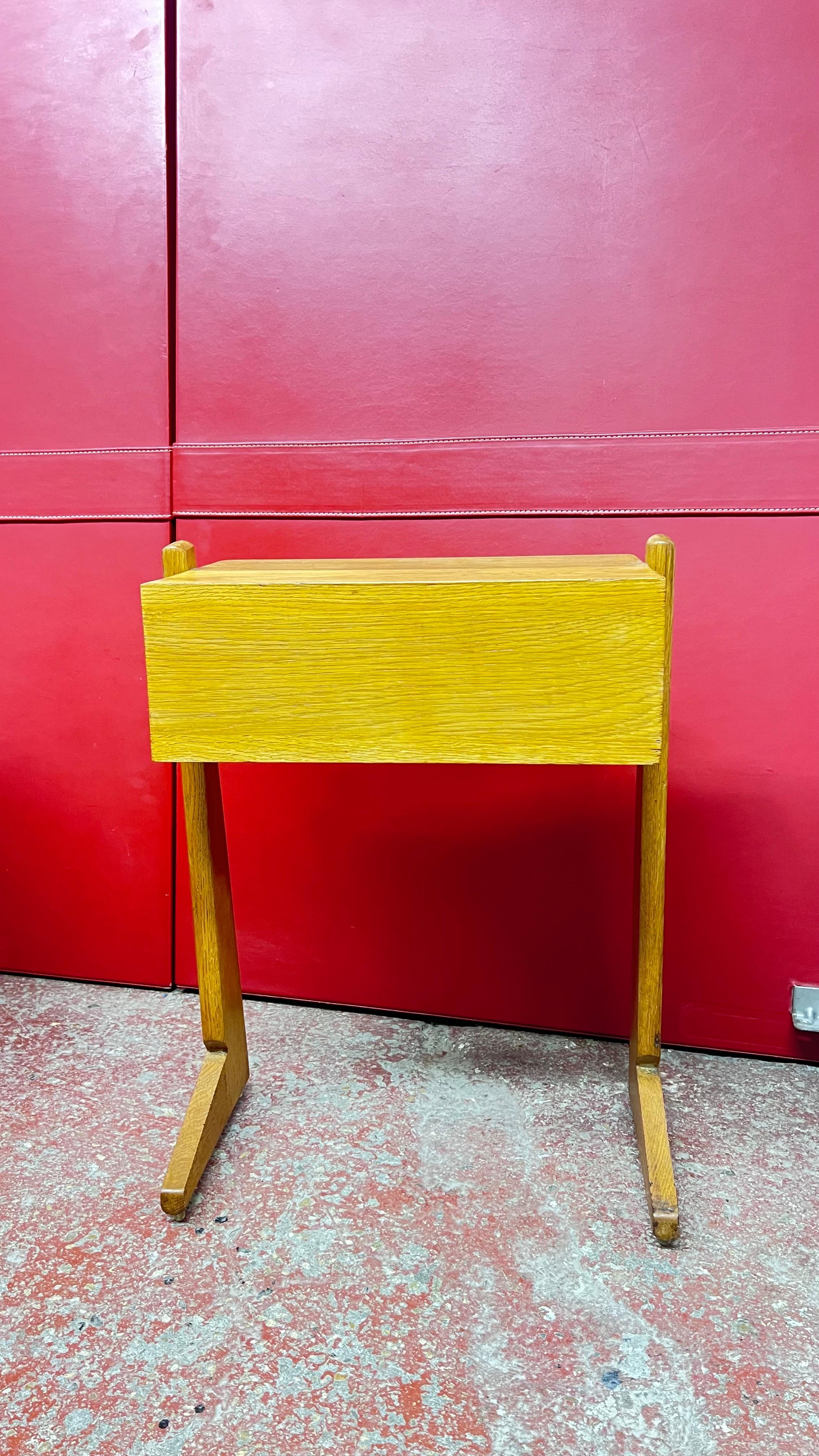 Moderne Paire de tables de chevet Guillerme et Chambron en chêne massif