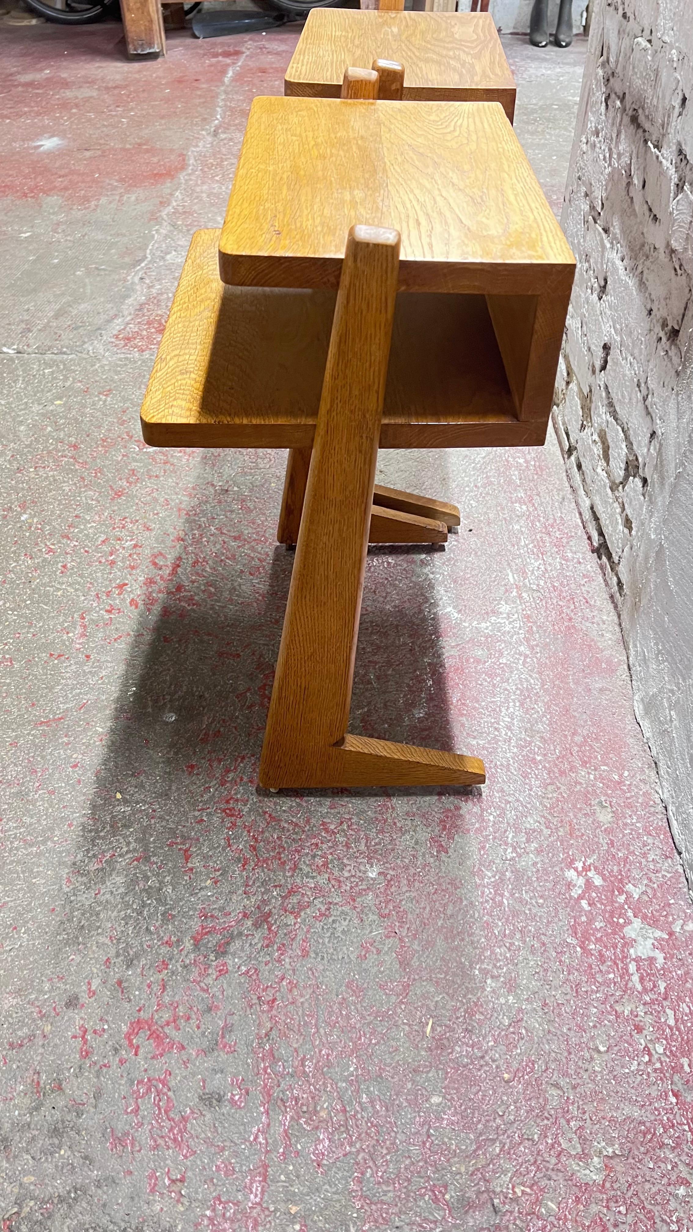 Autre Paire de tables de chevet Guillerme et Chambron en chêne massif