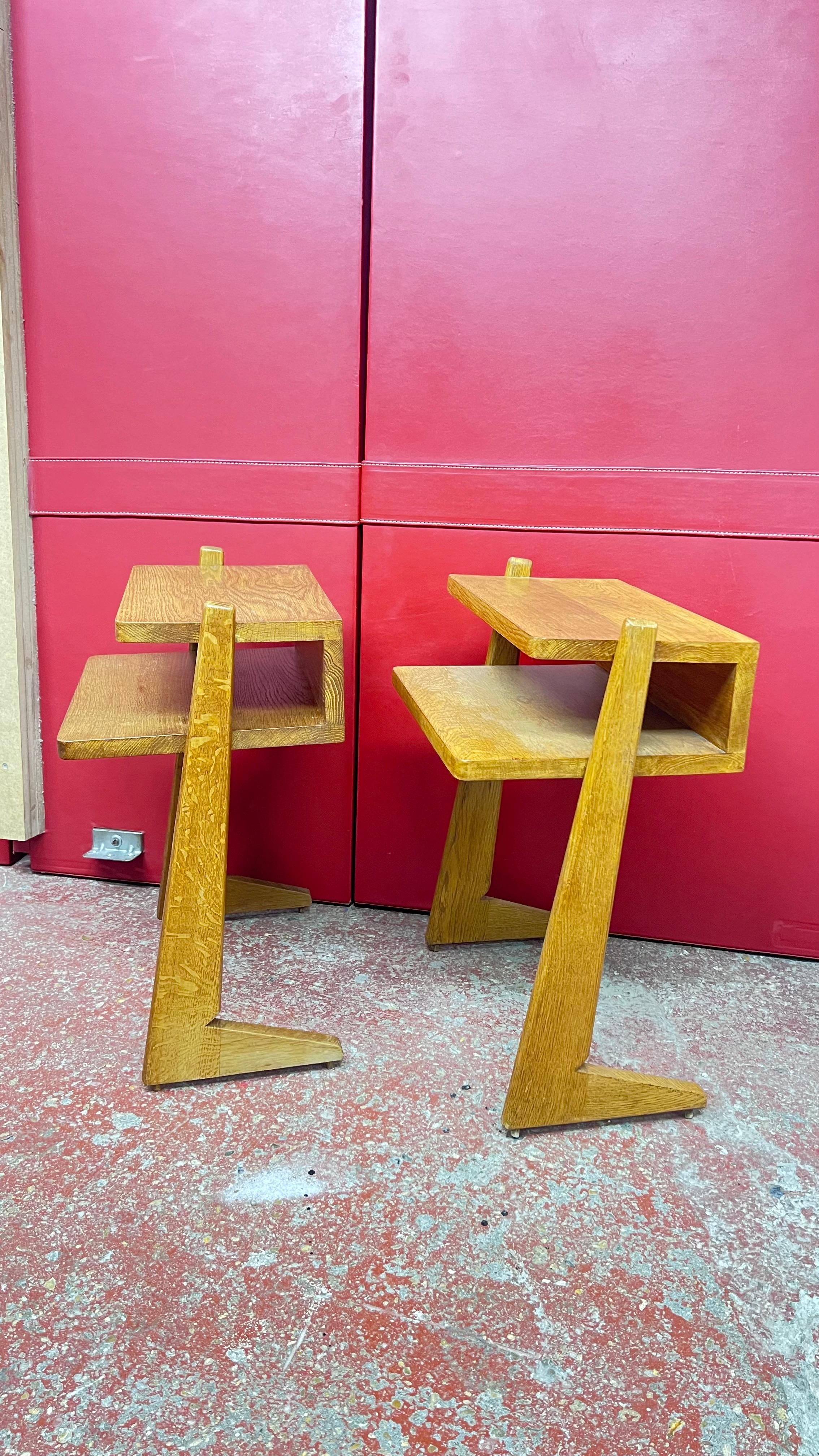 Paire de tables de chevet Guillerme et Chambron en chêne massif Bon état à Saint-Ouen, FR