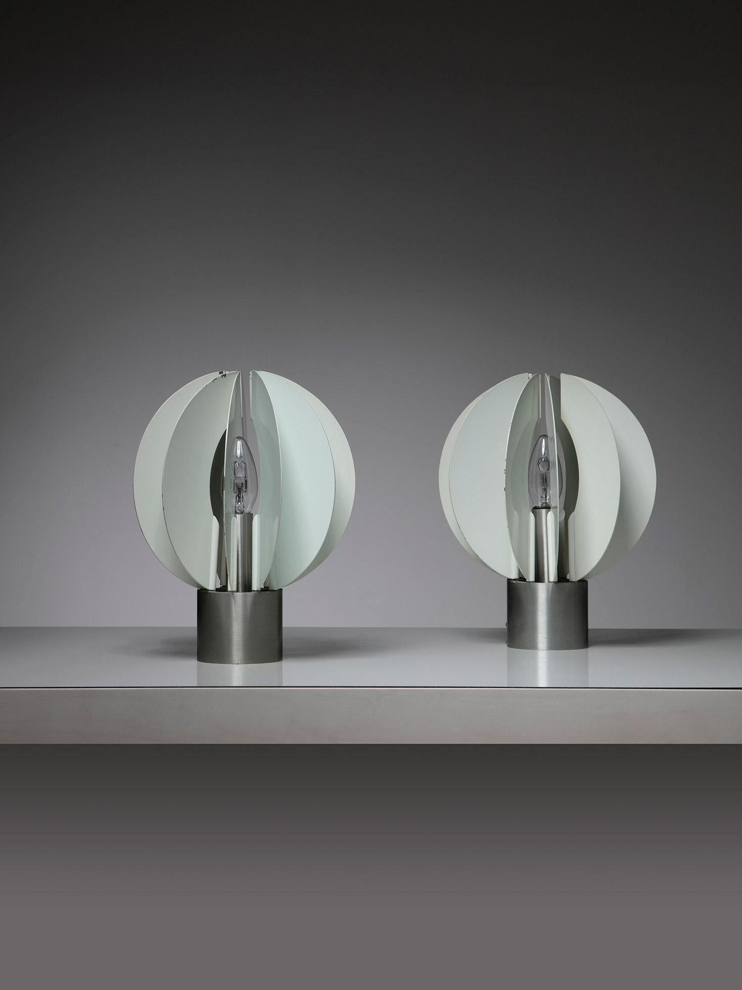 Paire de lampes de chevet en métal.
La base lourde supporte plusieurs gousses blanches réglables créant une tache miniature brillante.