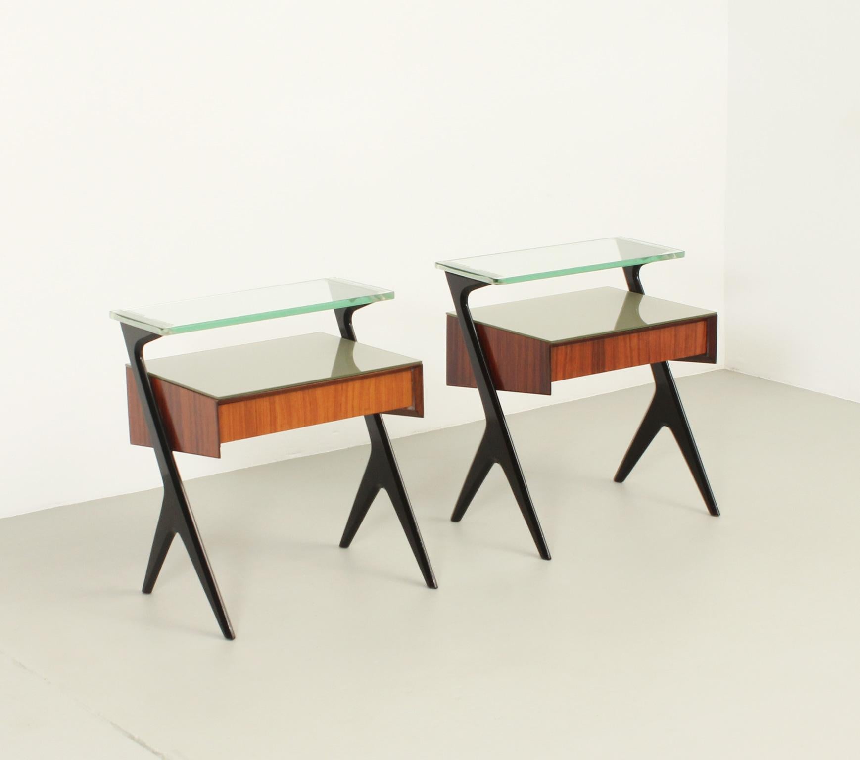 Pair of nightstands designed by Vittorio Dassi in 1950's, Italy. Rosewood veneer and black lacquered wood with original clear glass shelf with etched pattern and colored glass top. They retain the paper label from La Permanente di Cantú.