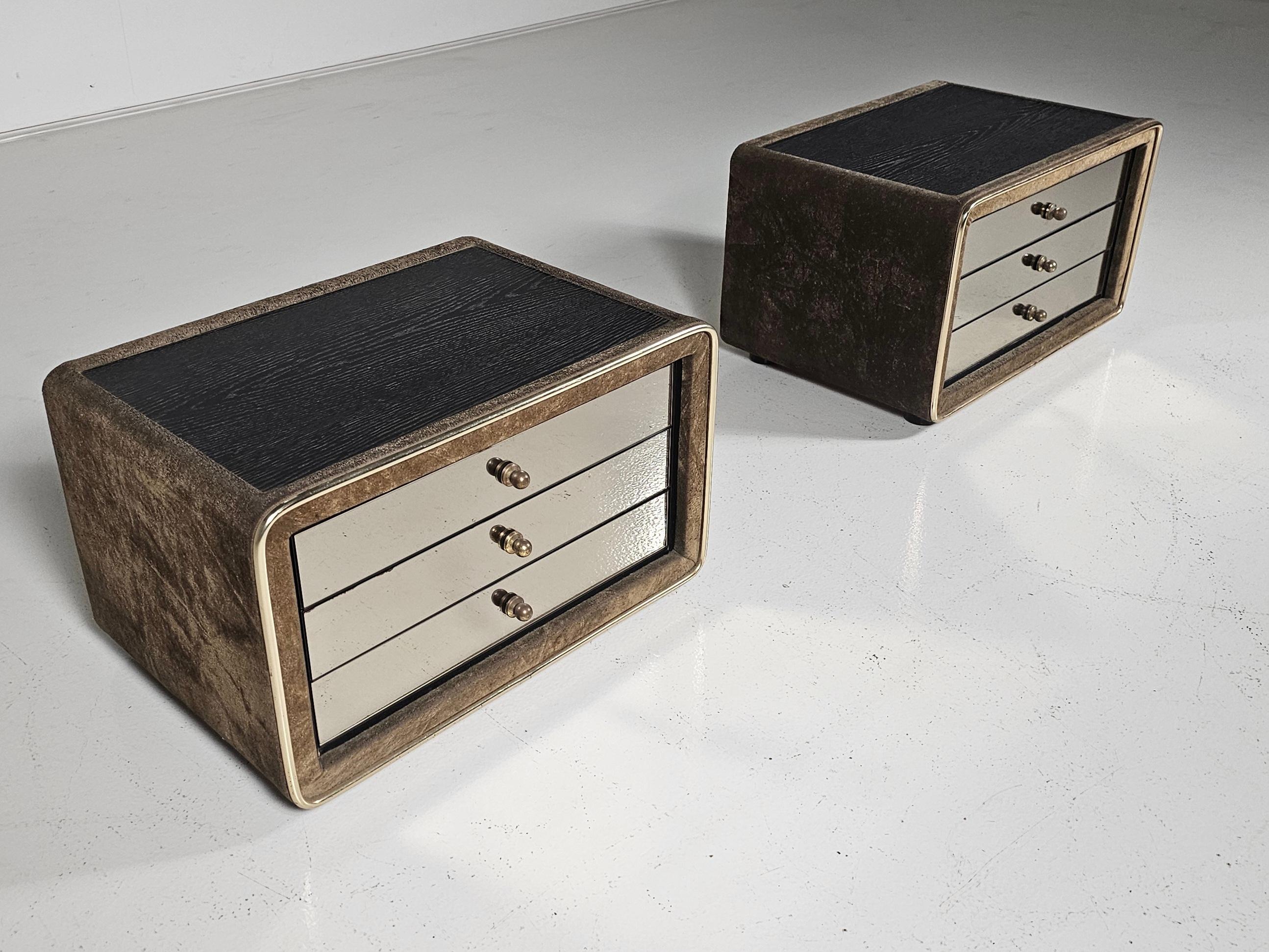 Rare pair of bedsides from the German manufacturer Ruf International in the 70s. Very good manufacturing quality, fluid opening of drawers. The sides are covered with brown suede which is pleasant to the touch. The top is covered in black wood. The
