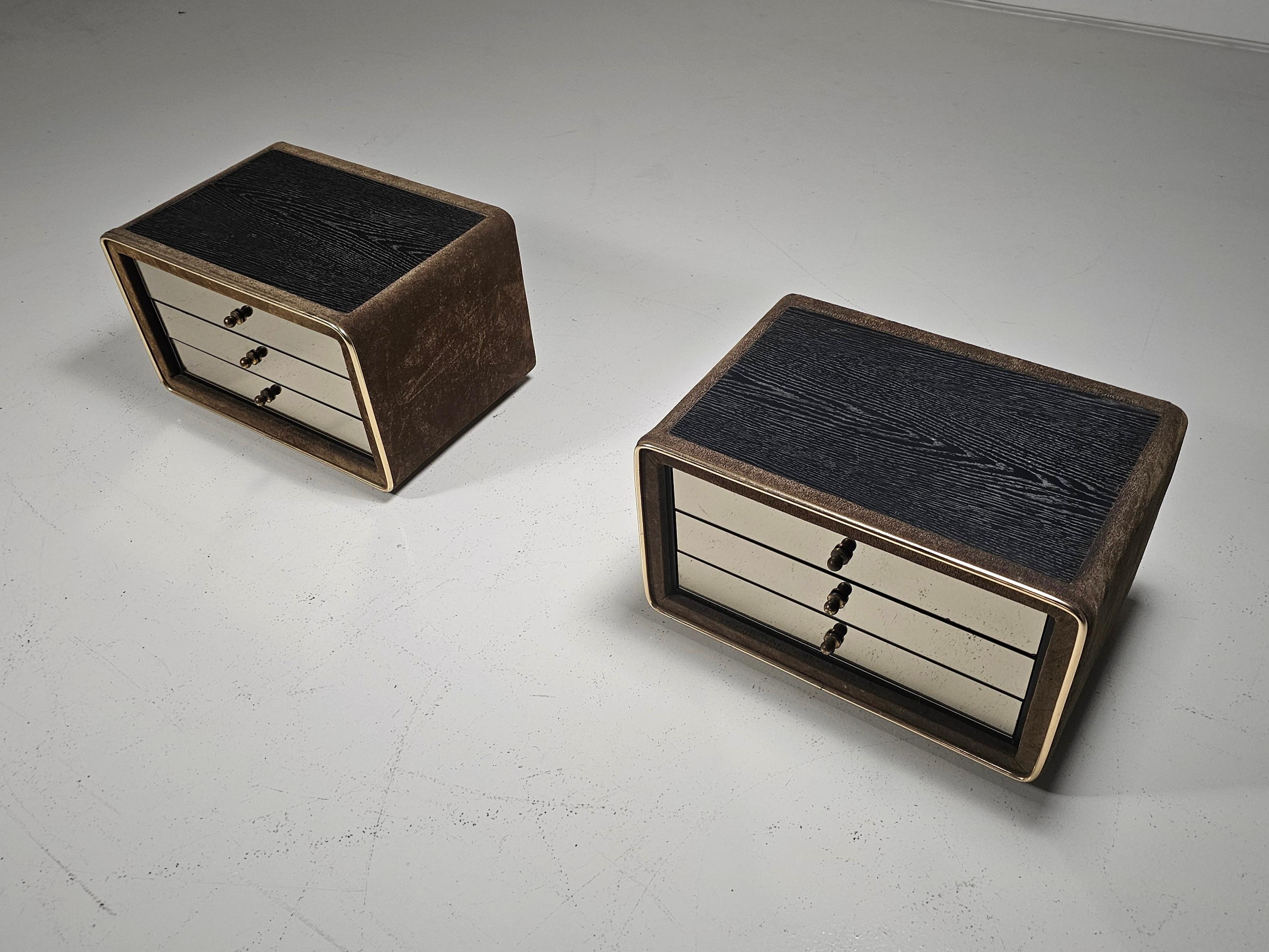Pair of night stands in brass and suede by RUF International, 1970s In Good Condition For Sale In amstelveen, NL