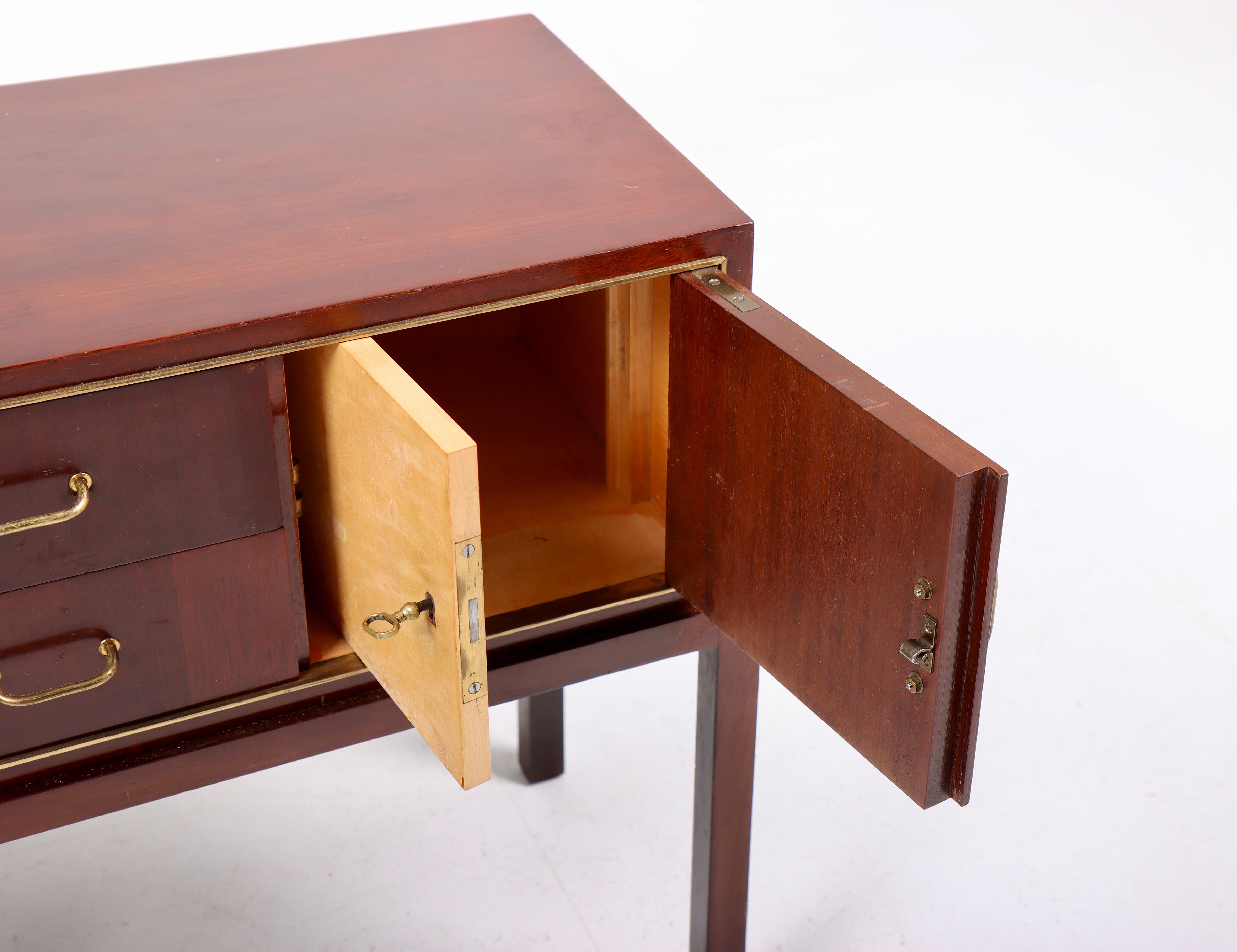 Pair of Night Stands in Mahogany by Lysberg Hansen & Terp, 1950s In Good Condition In Lejre, DK