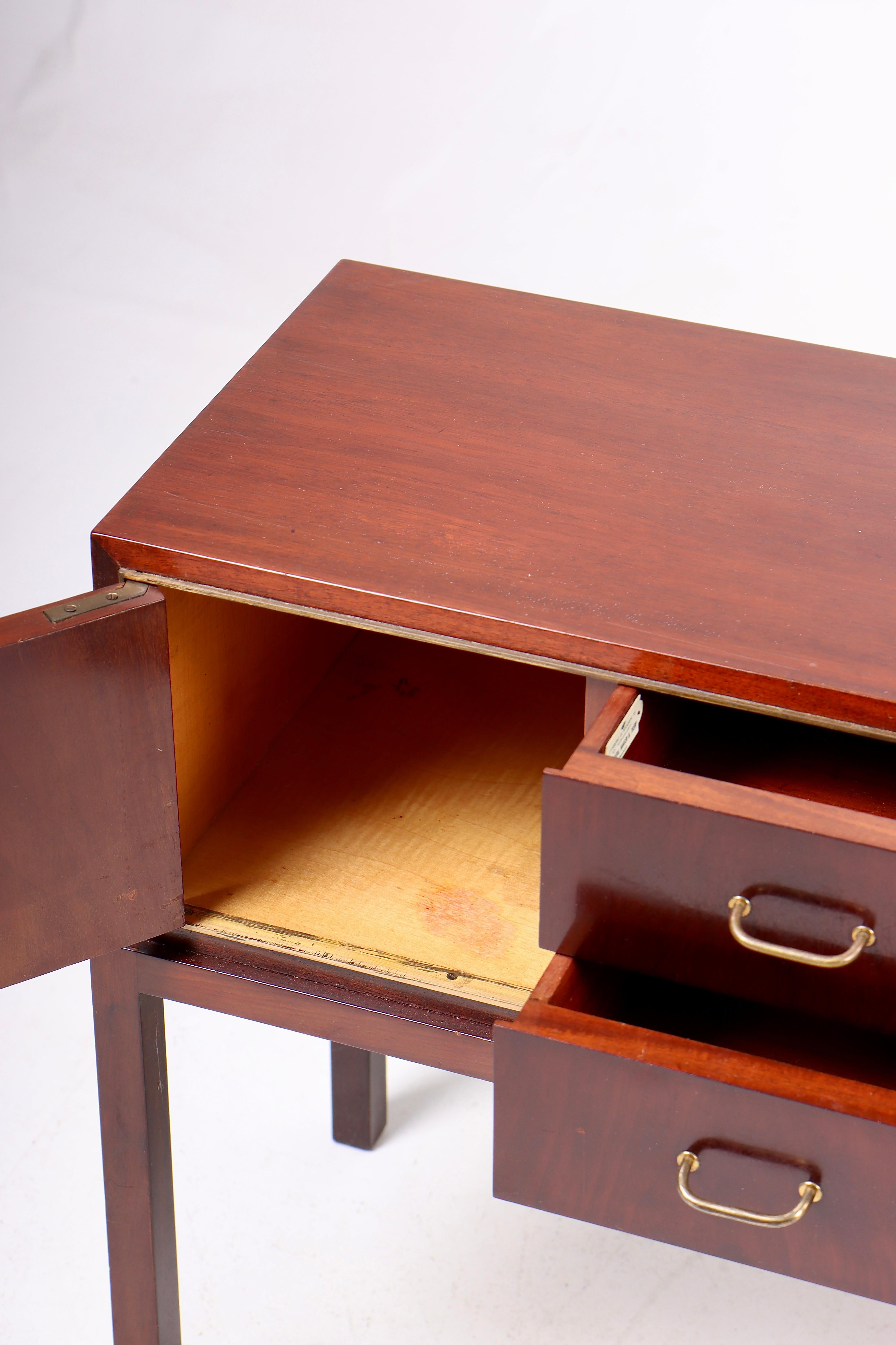 Mid-20th Century Pair of Night Stands in Mahogany by Lysberg Hansen & Terp, 1950s