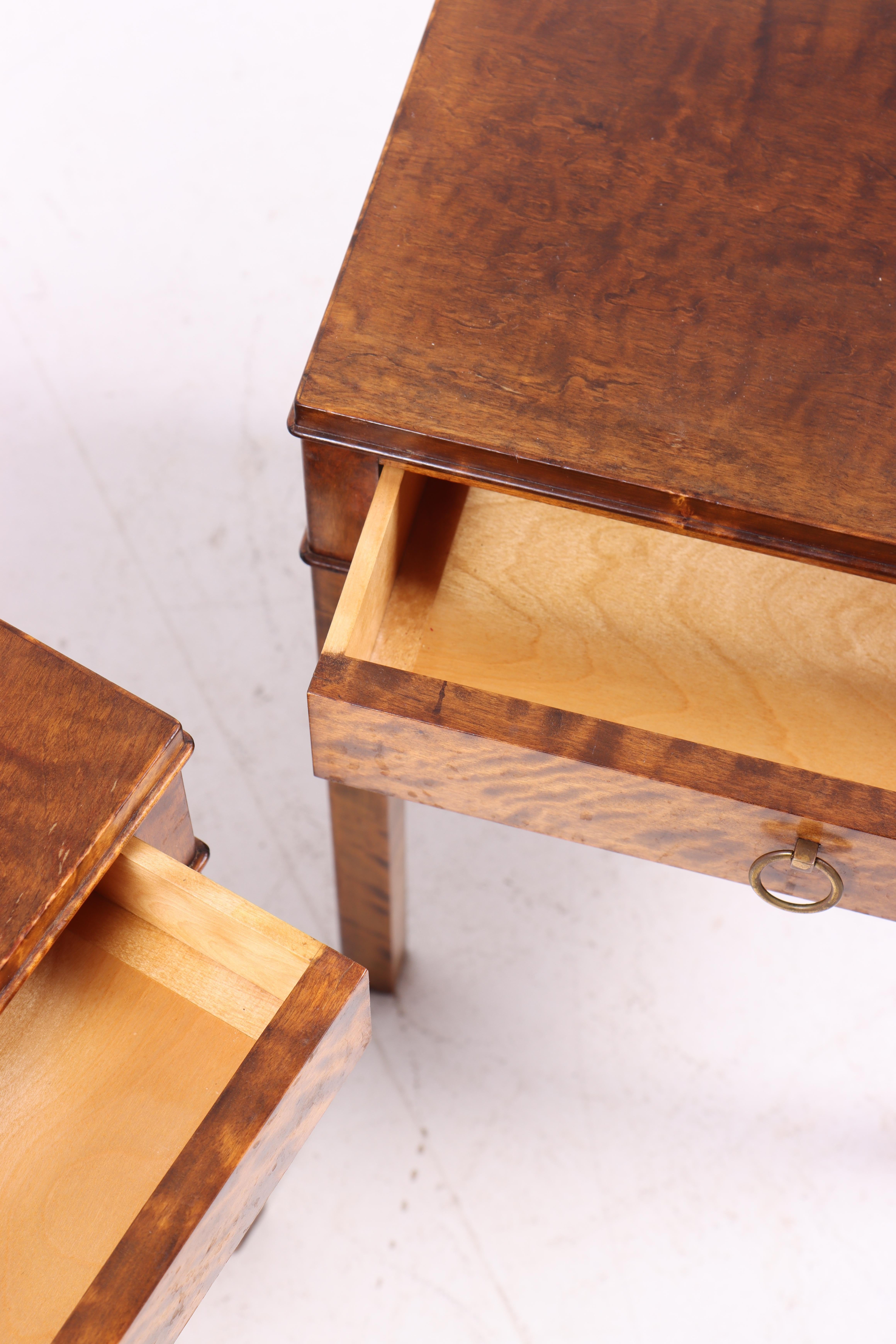 Metà XX secolo Coppia di comodini in betulla macchiata, design danese, anni '40 in vendita
