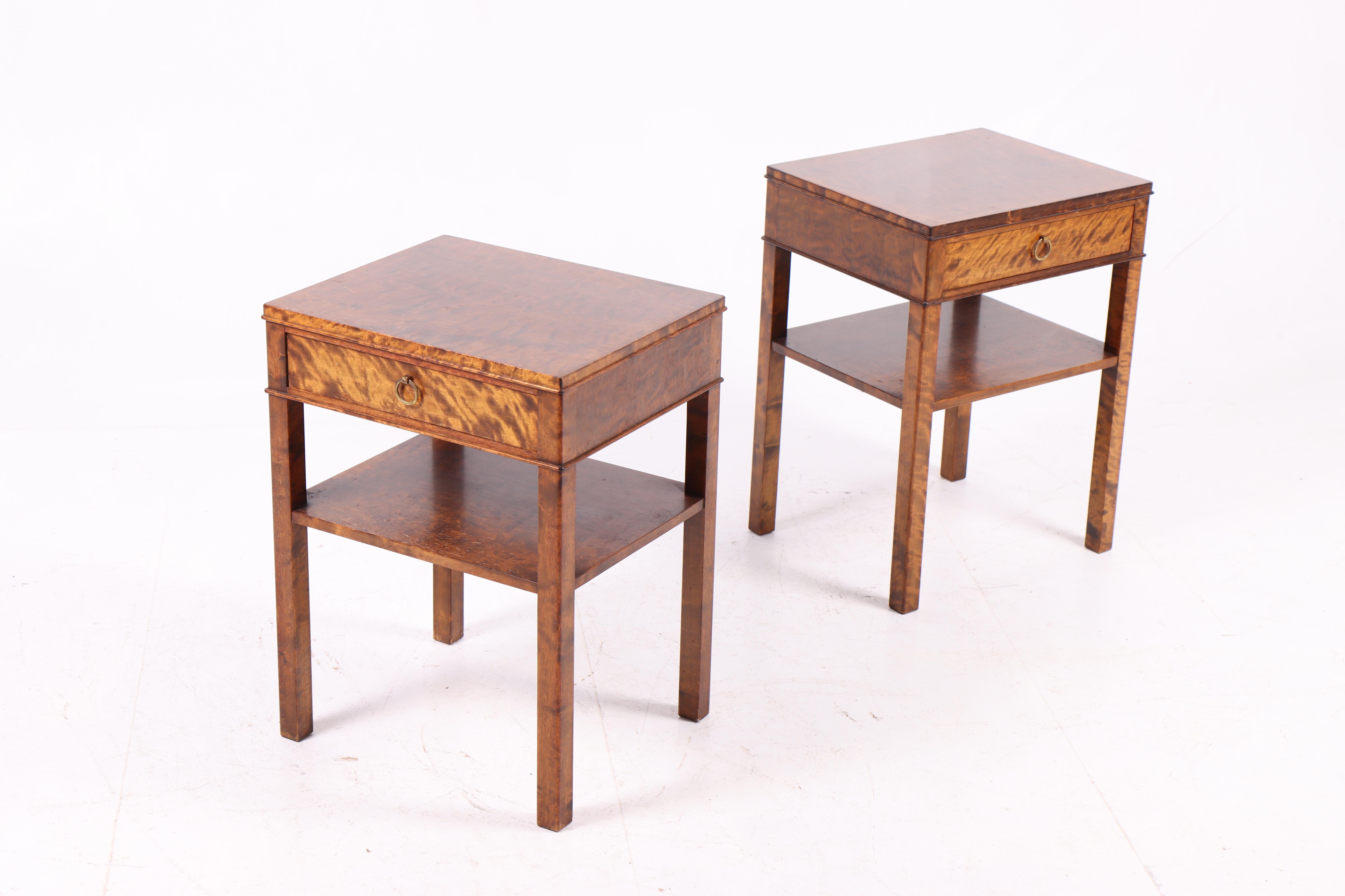 Coppia di comodini in betulla macchiata, design danese, anni '40 in vendita 1