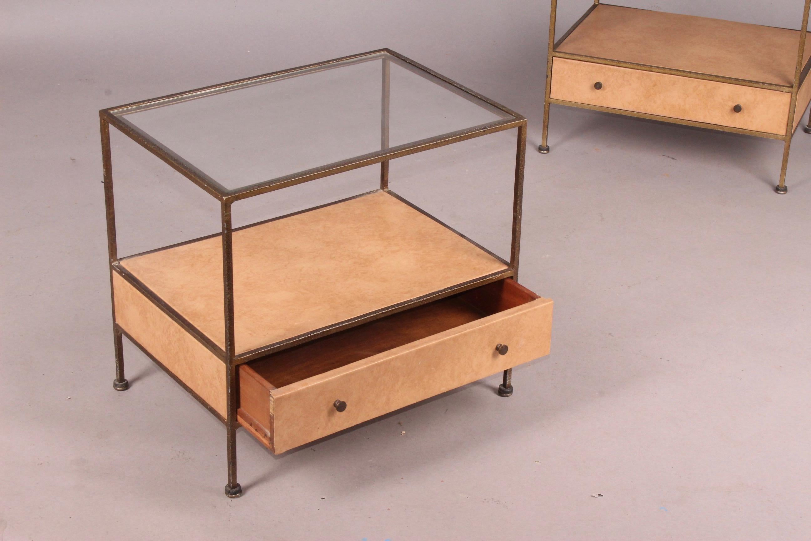 Mid-20th Century Pair of Nightstands in the Style of Paul McCobb