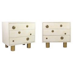 Coppia di comodini in cristallo di rocca bianco con decorazioni in bronzo di Ginger Brown